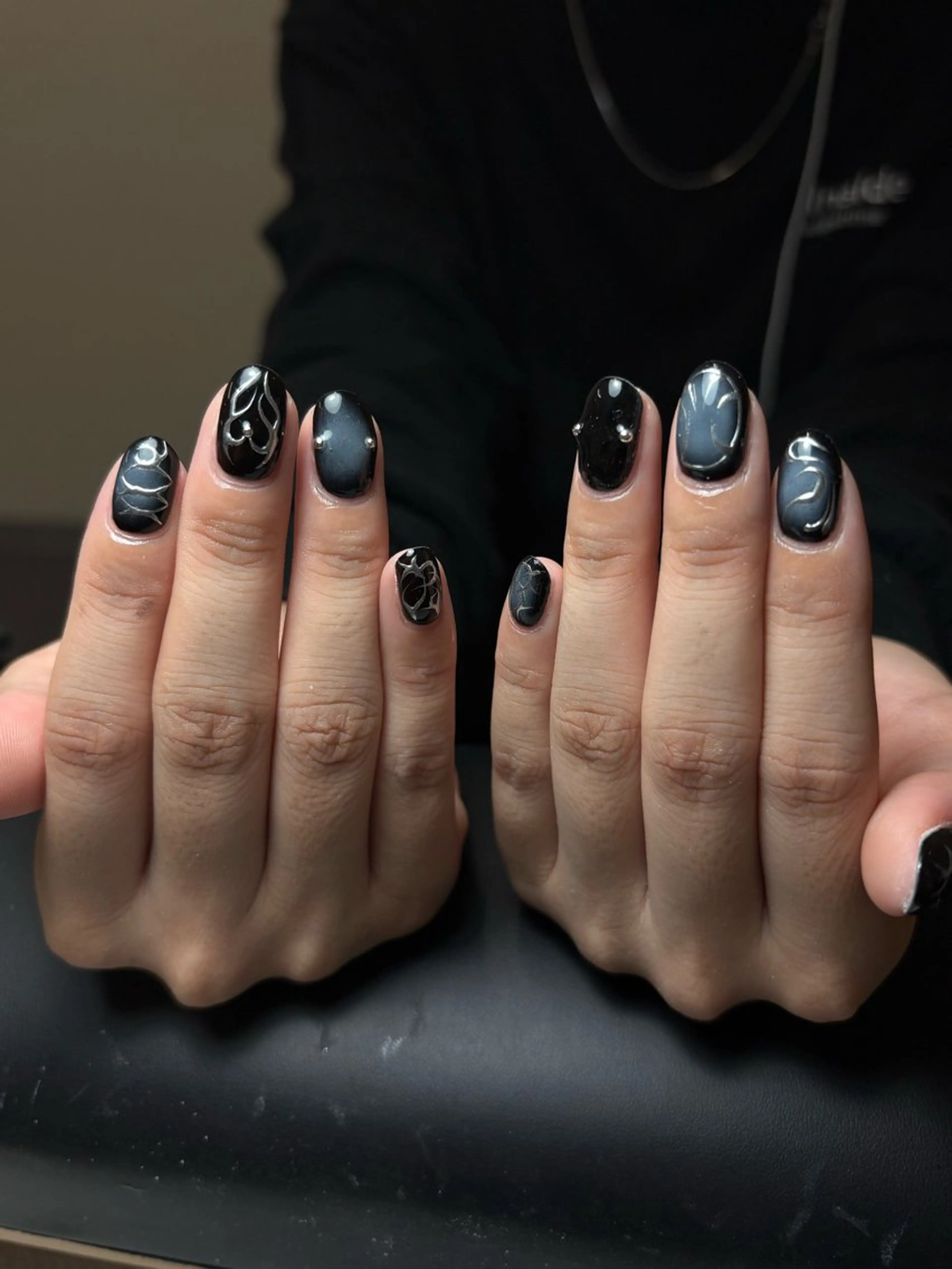 ネイル シルバー モンナ CCのネイルデザイン