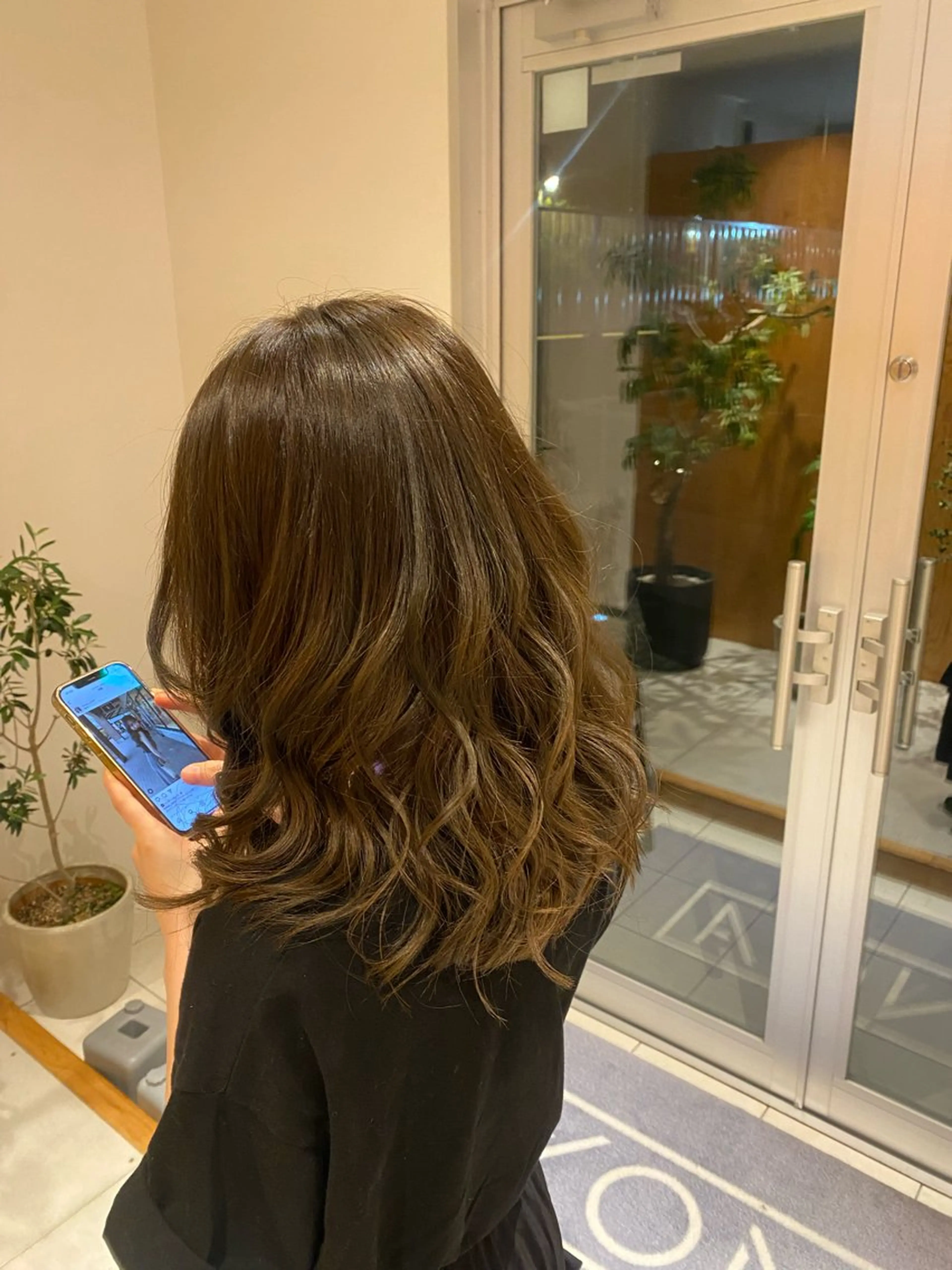 ミディアム カラー ブリーチなしカラー/ 顔周りレイヤーのヘアスタイル