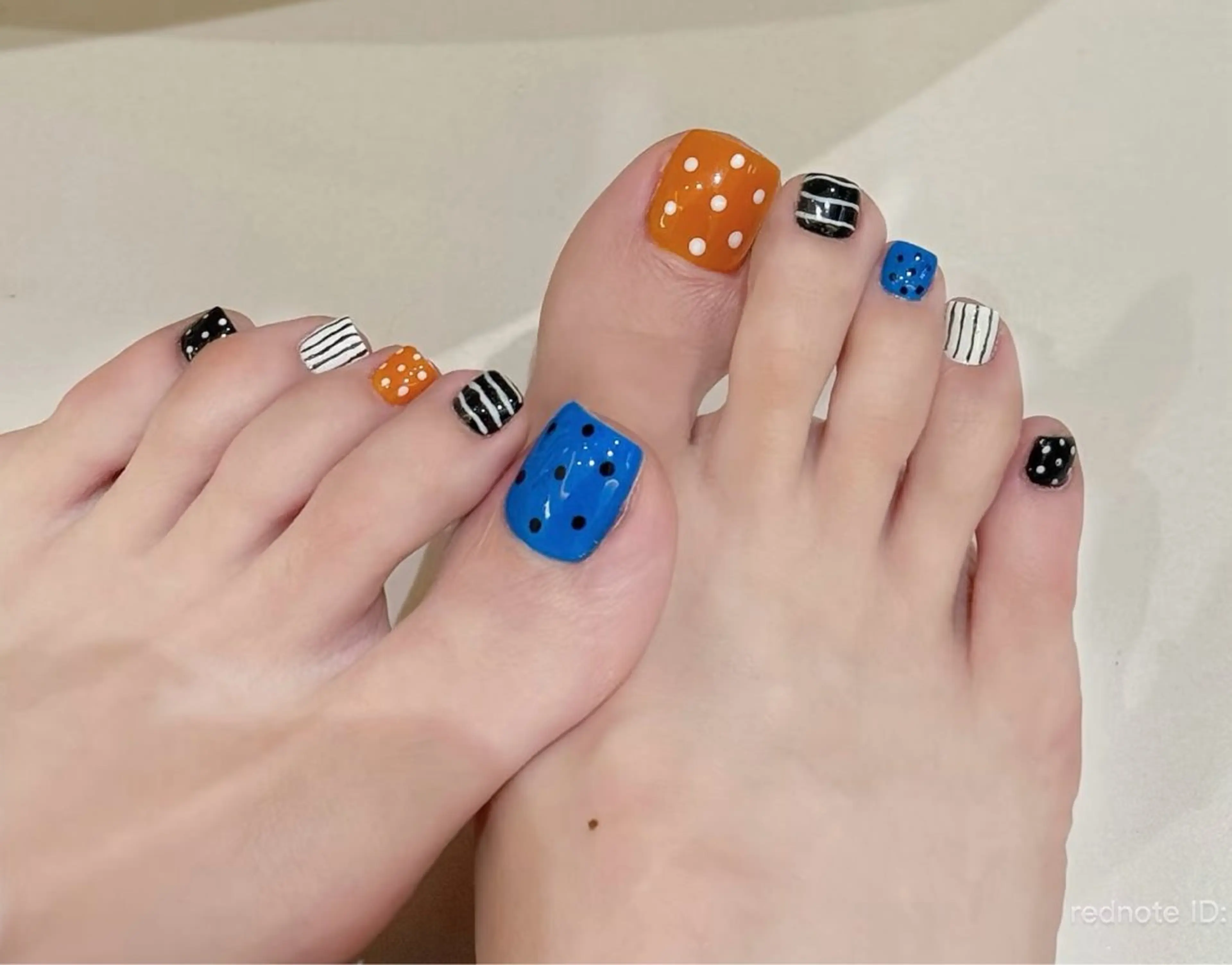 フットカラフルネイルの写真