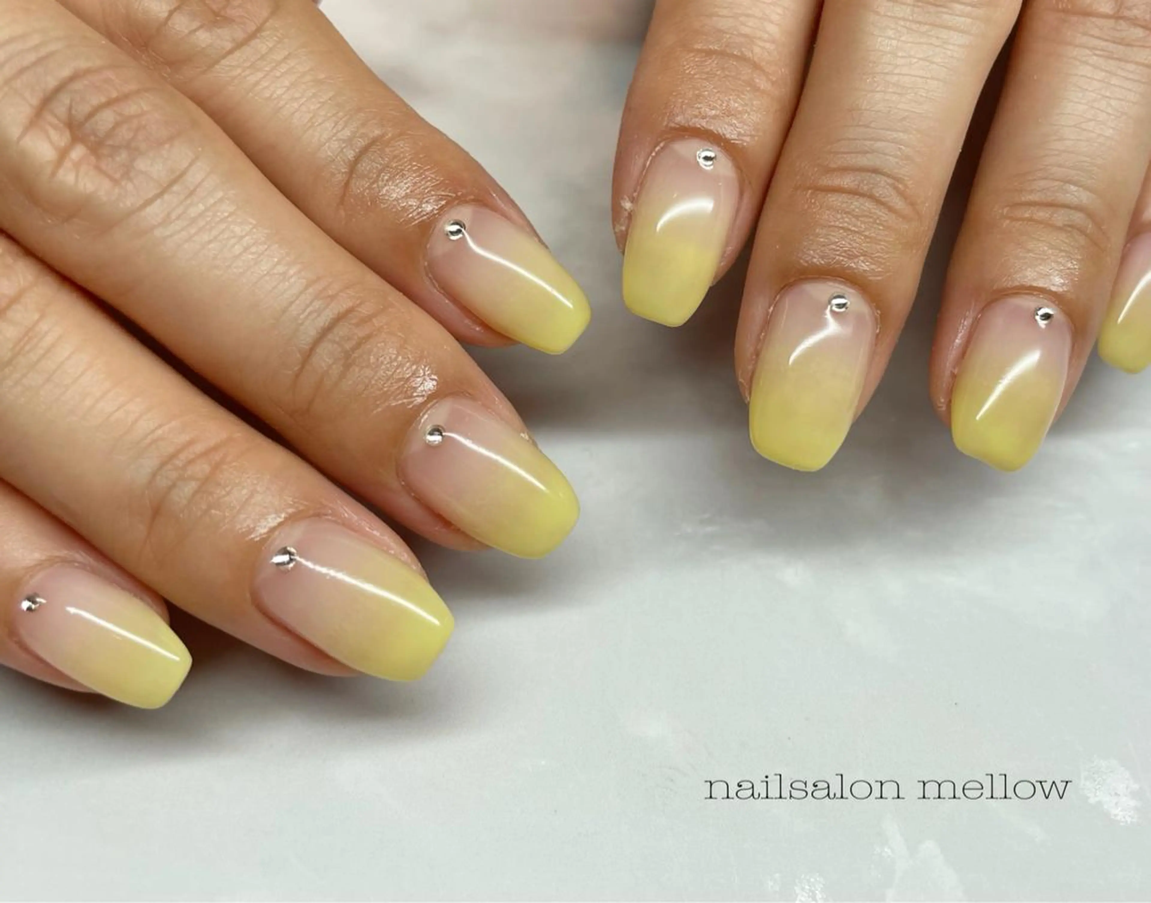 ネイル グラデーション ストーンネイル 黄色 大山 浩美のネイルデザイン