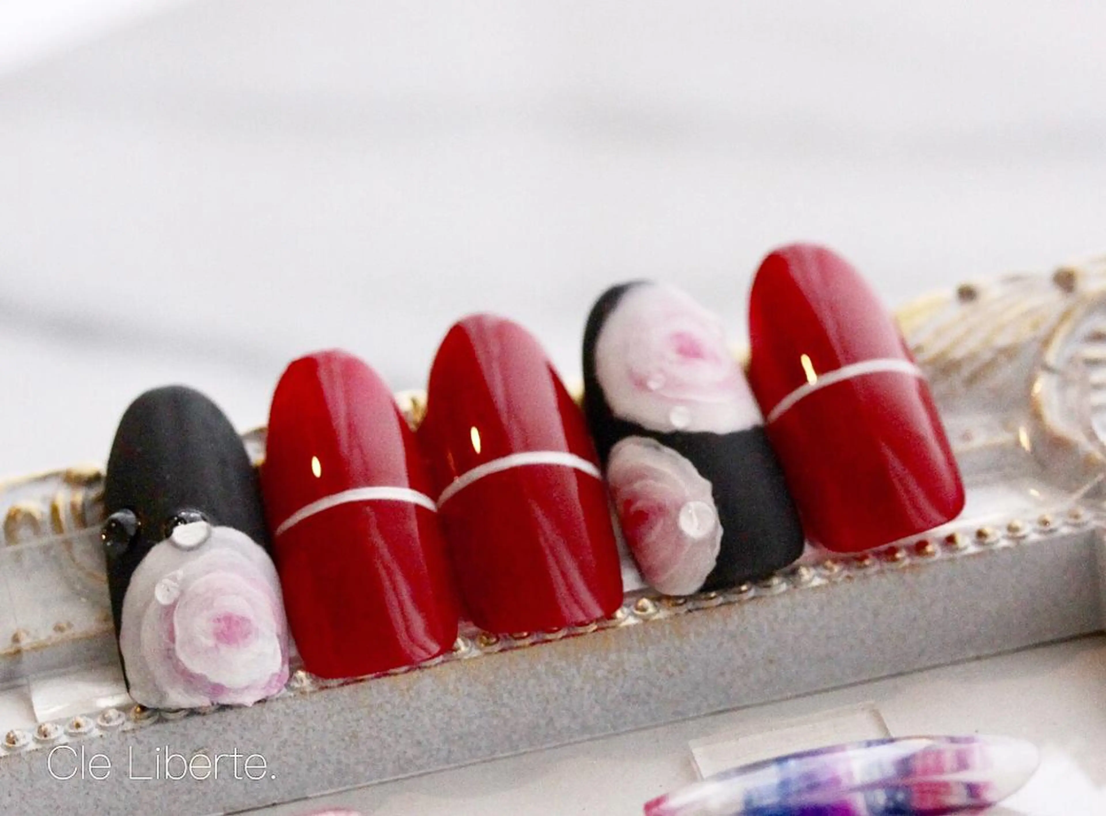 ネイル カジュアル ホワイト Elio所属・Elio 国泰寺のネイルデザイン