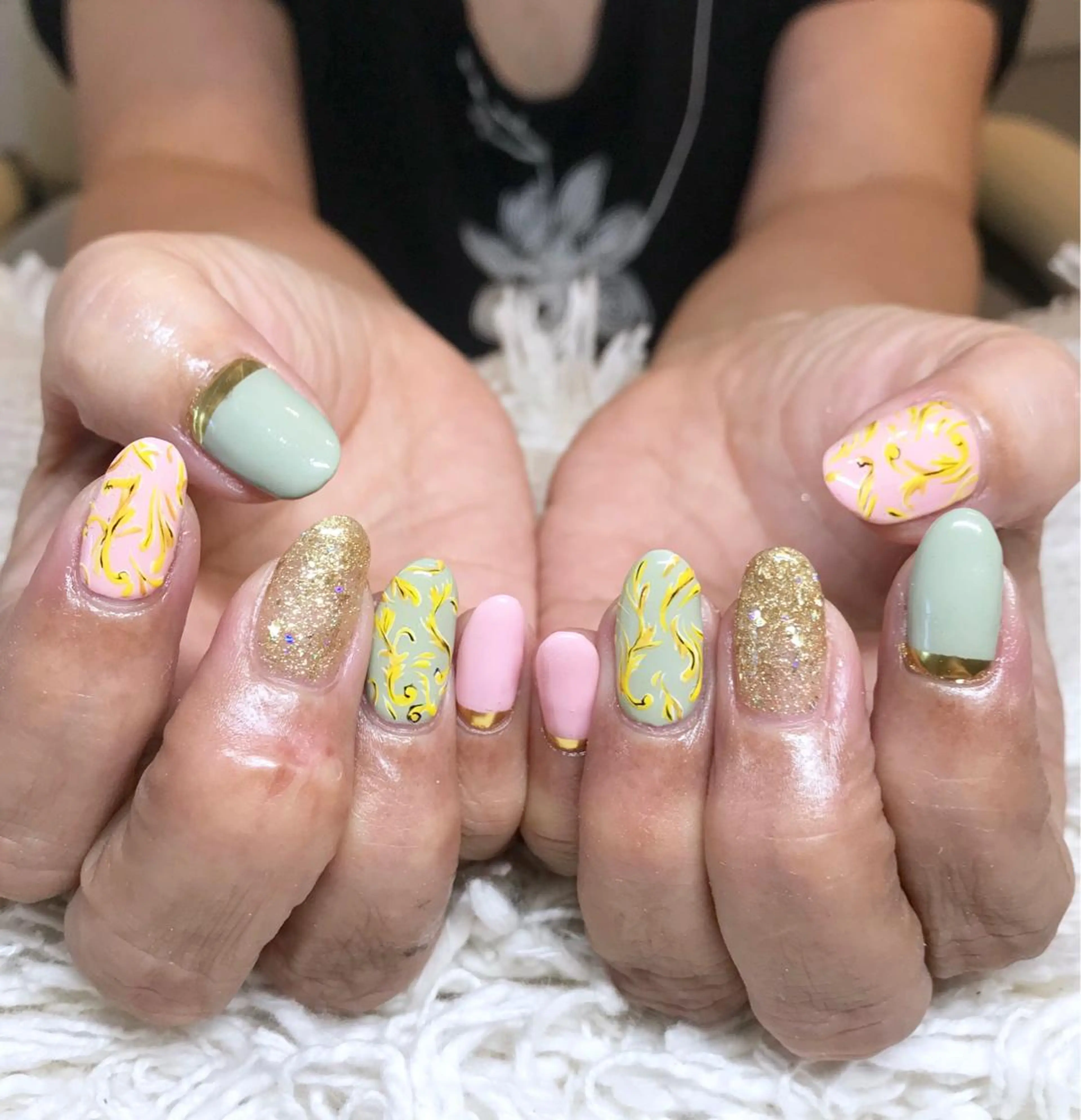 ミディアム ヘアアレンジ ネイル ゴールド ミラーネイル nail&eye Aoのマツエク・マツパデザイン