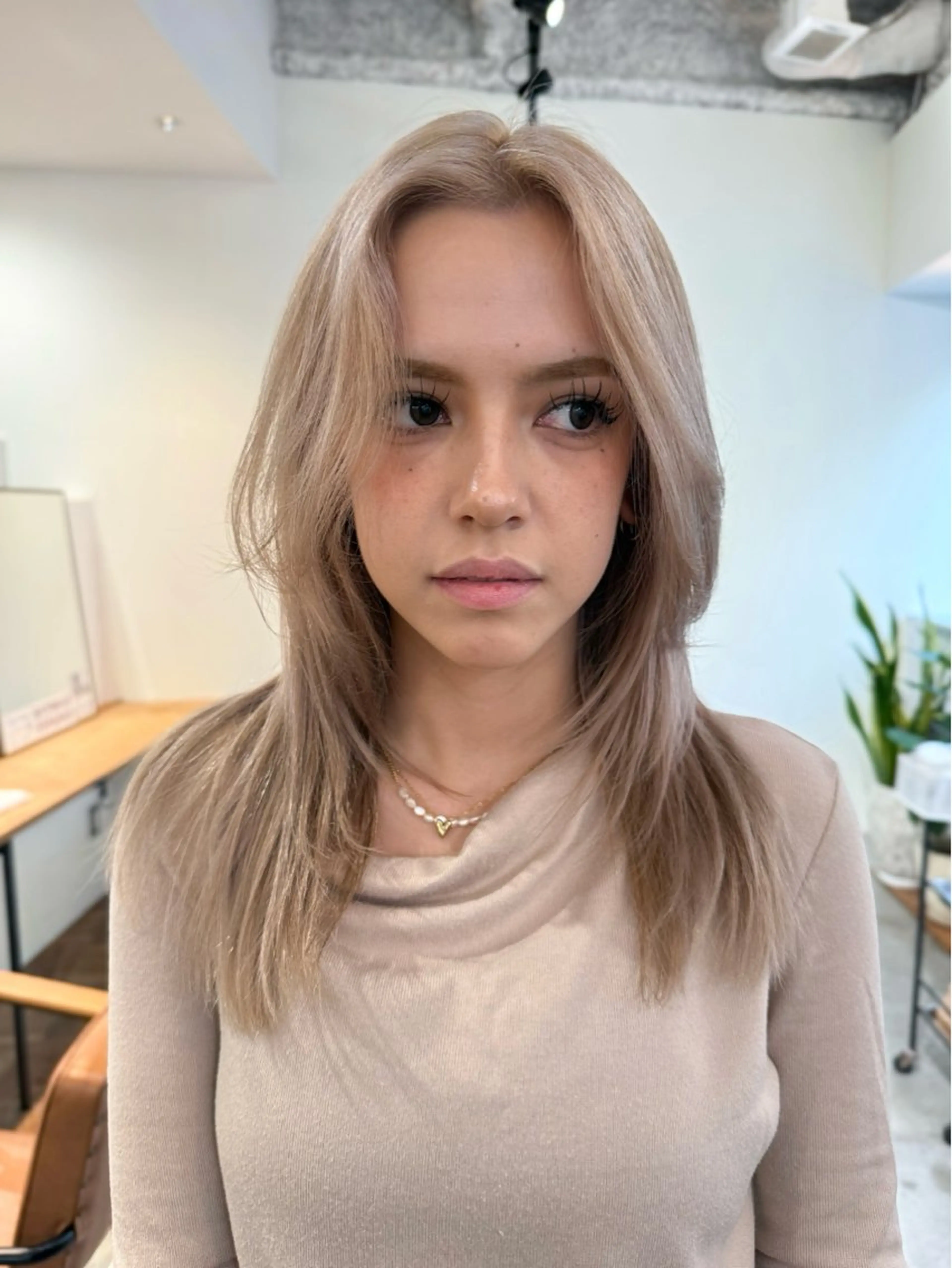 セミロング maruquee de mashu所属・モモコ/ブリーチ/ ミルクティカラーのヘアスタイル