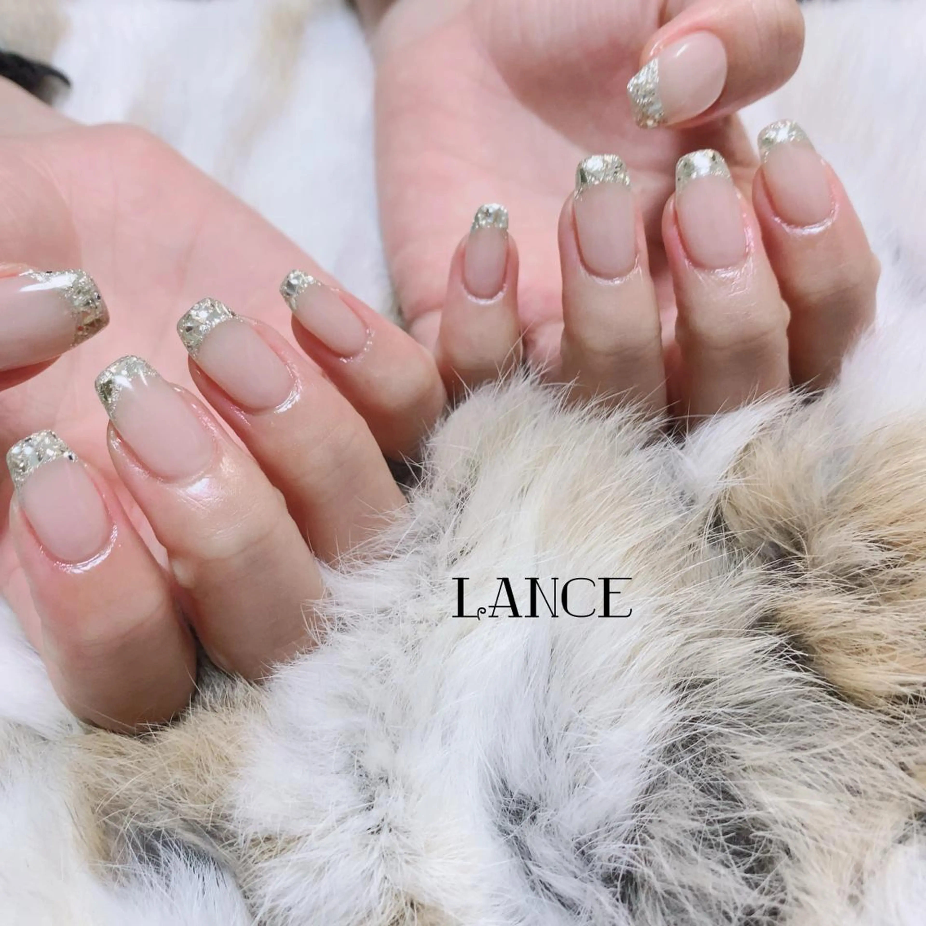 ミディアム ネイル クリスマス オーロラネイル フレンチネイル ワンホンネイル 冬ネイル ハンドネイル Lance nailのネイルデザイン