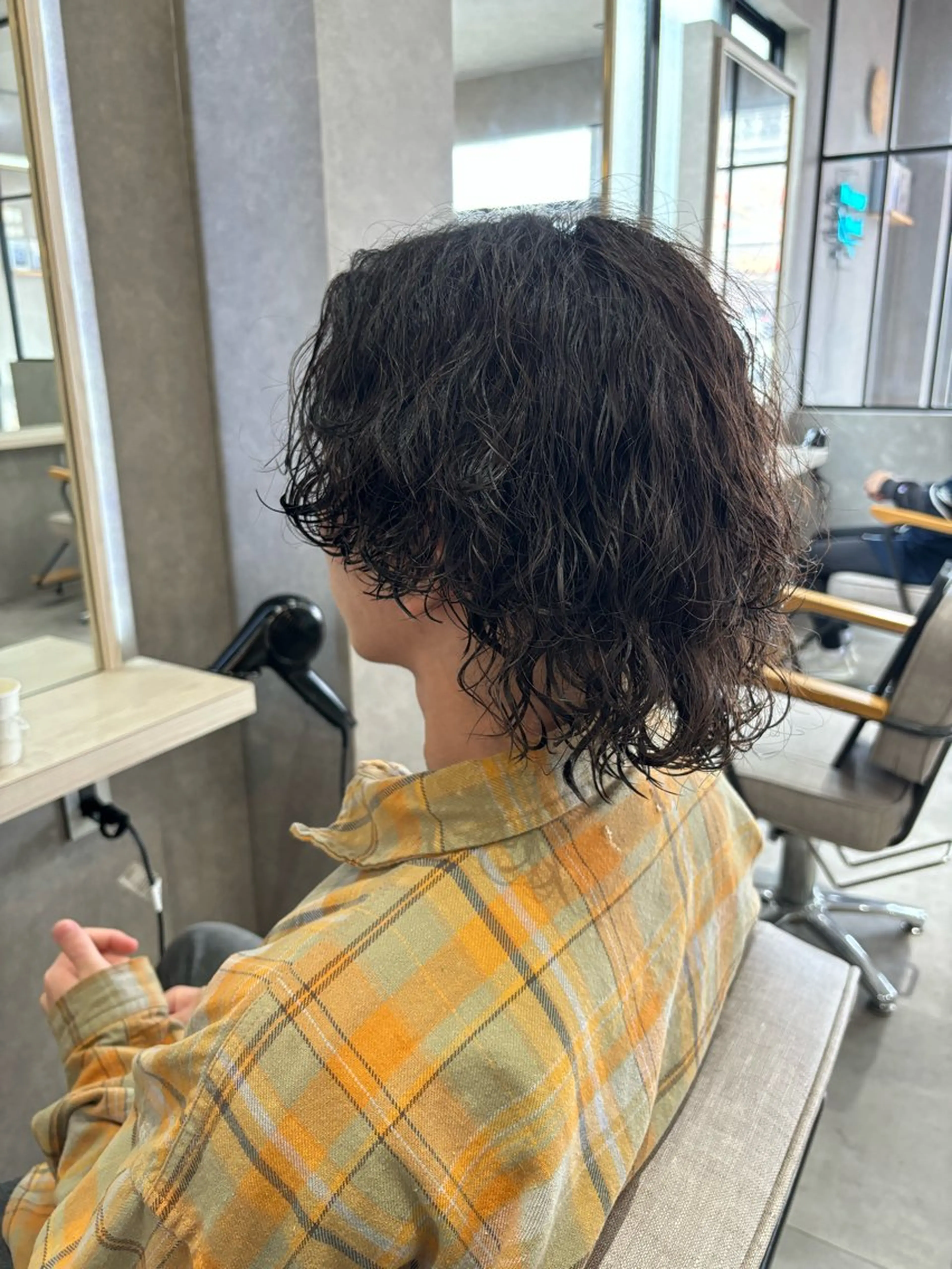 ショート パーマ メンズ センターパート メンズハイトーン マッシュウルフ マッシュ メンズパーマ カット パーマ トリートメント 長谷川 湧のヘアスタイル