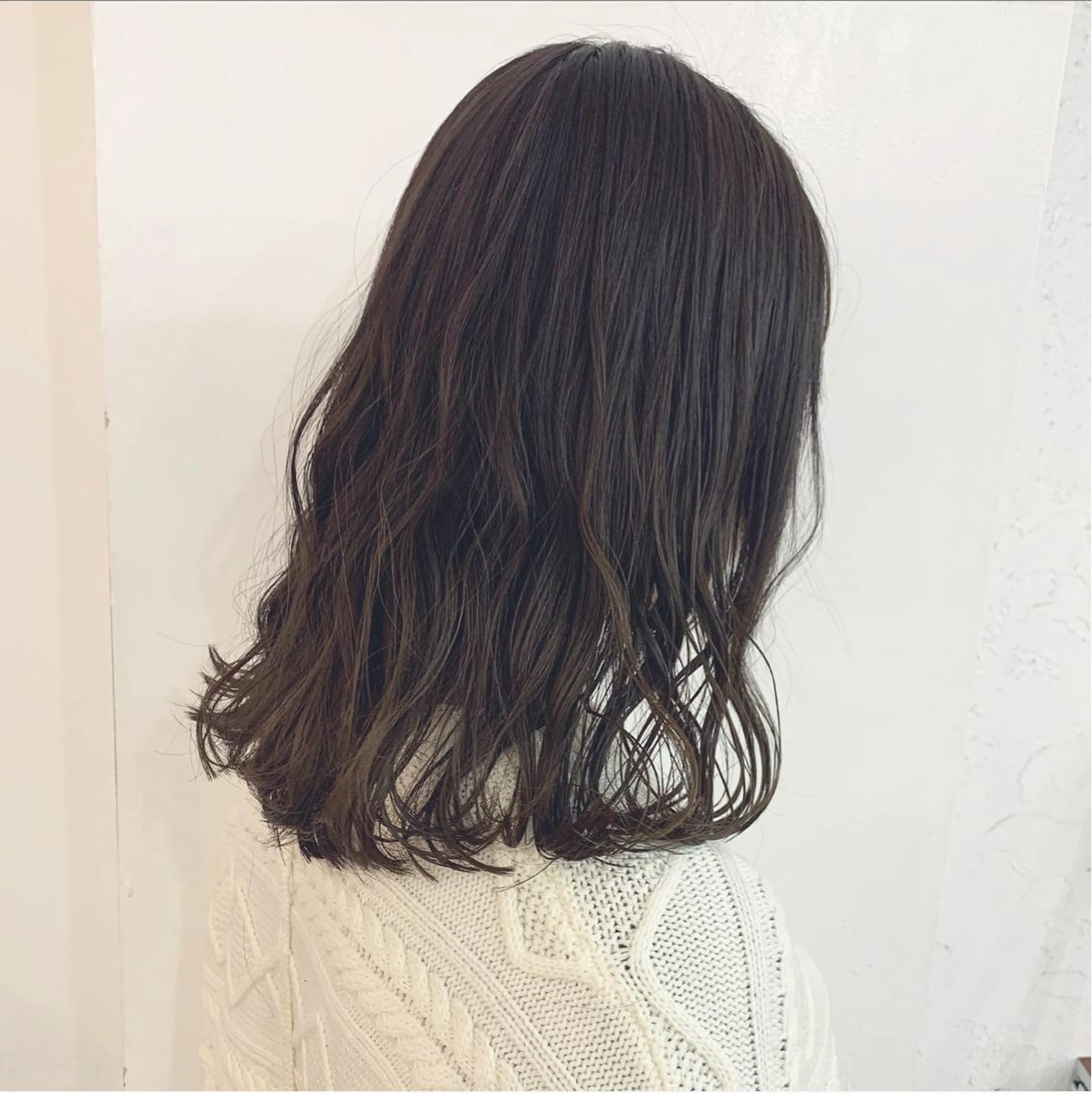 セミロング カラー ダークグレー ダークグレージュ グレージュ 渋谷ブリーチカラー 韓国ヘアyuikoのヘアスタイル