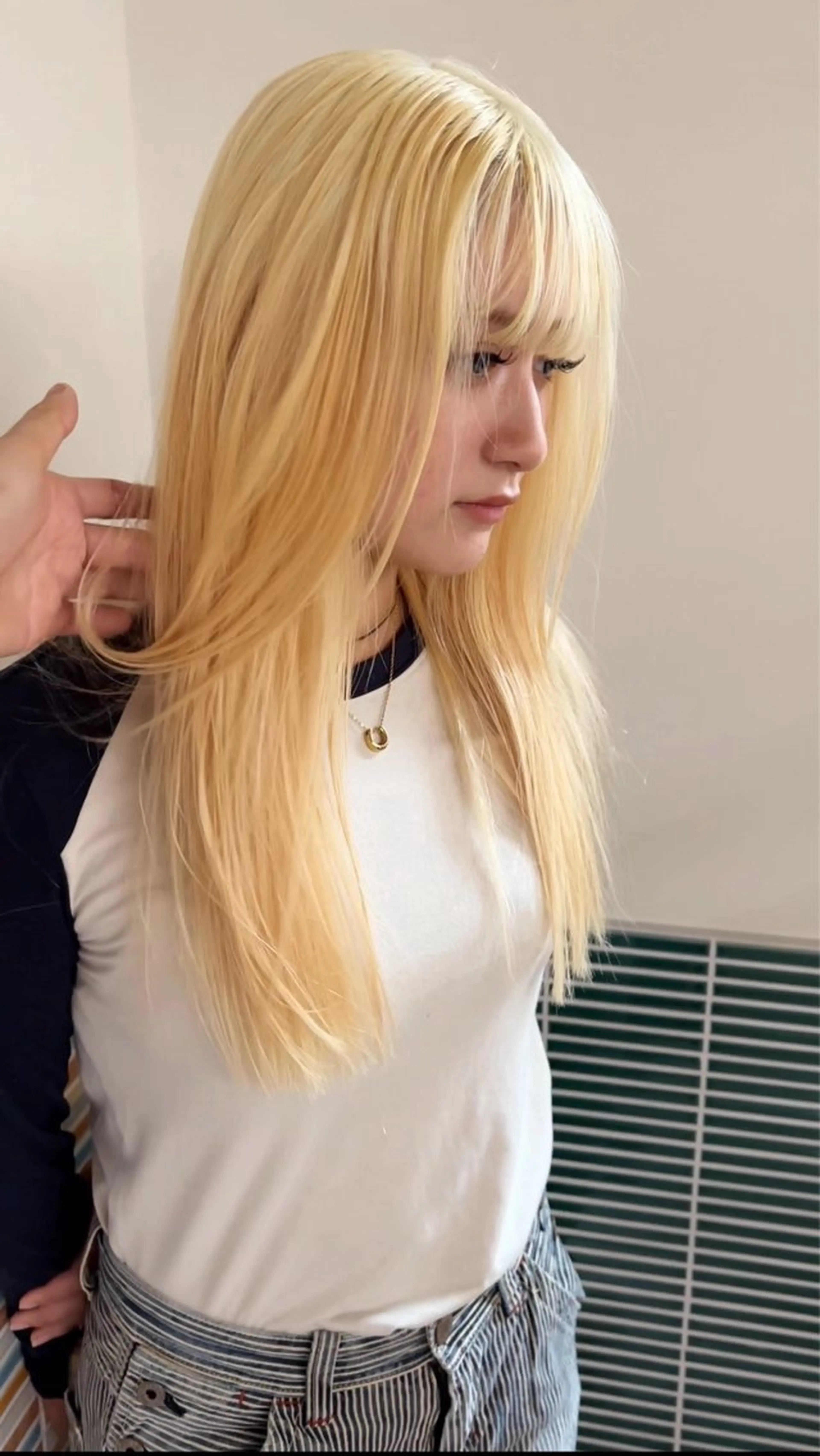 ロング カット ヘアカラー ミルクティーベージュ outaのヘアスタイル