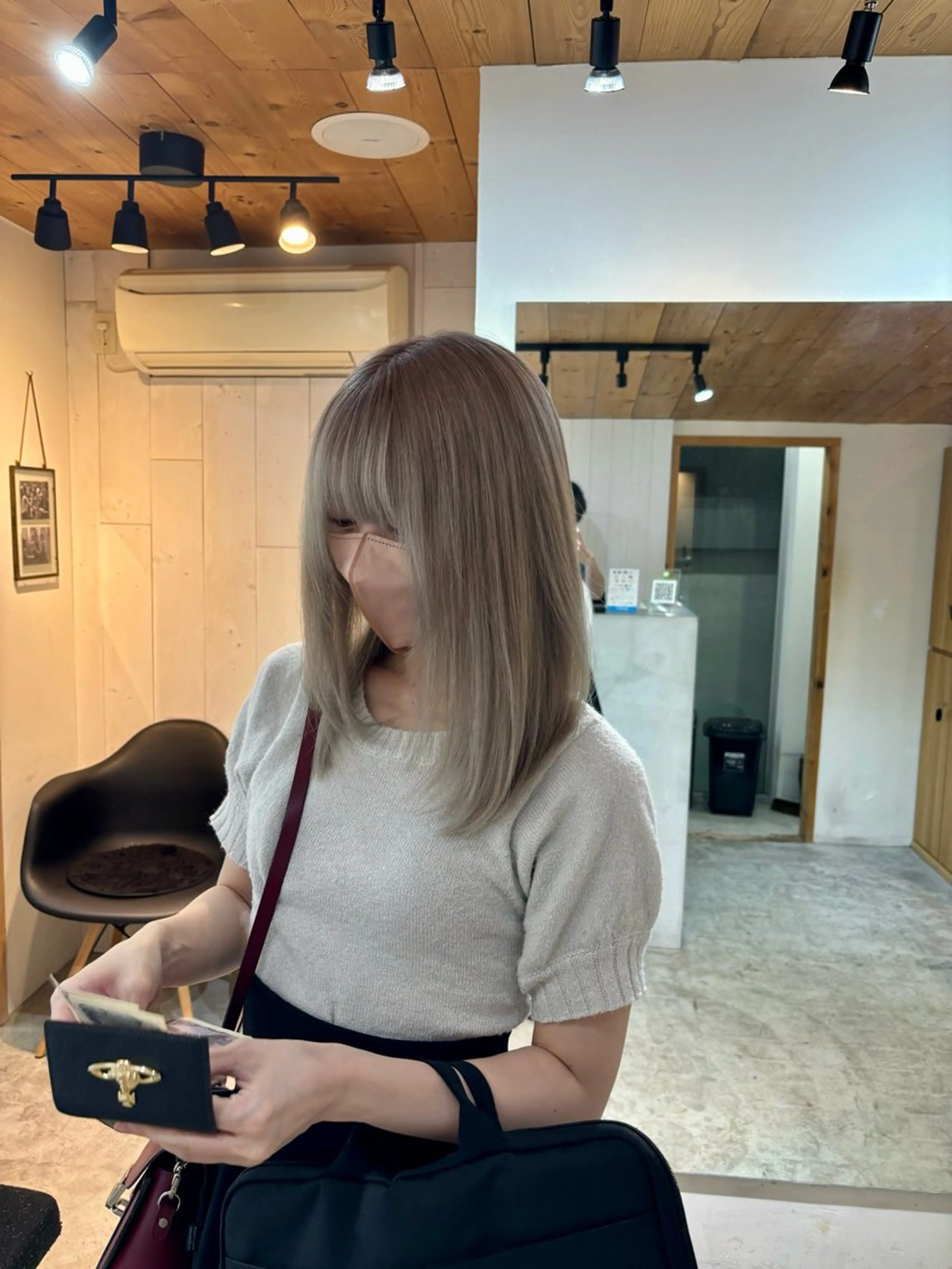 セミロング カラー ヘアアレンジ ベージュカラー ホワイトベージュ ヘアカラー 坂齋大地／レイヤー/ ミルクティーのヘアスタイル