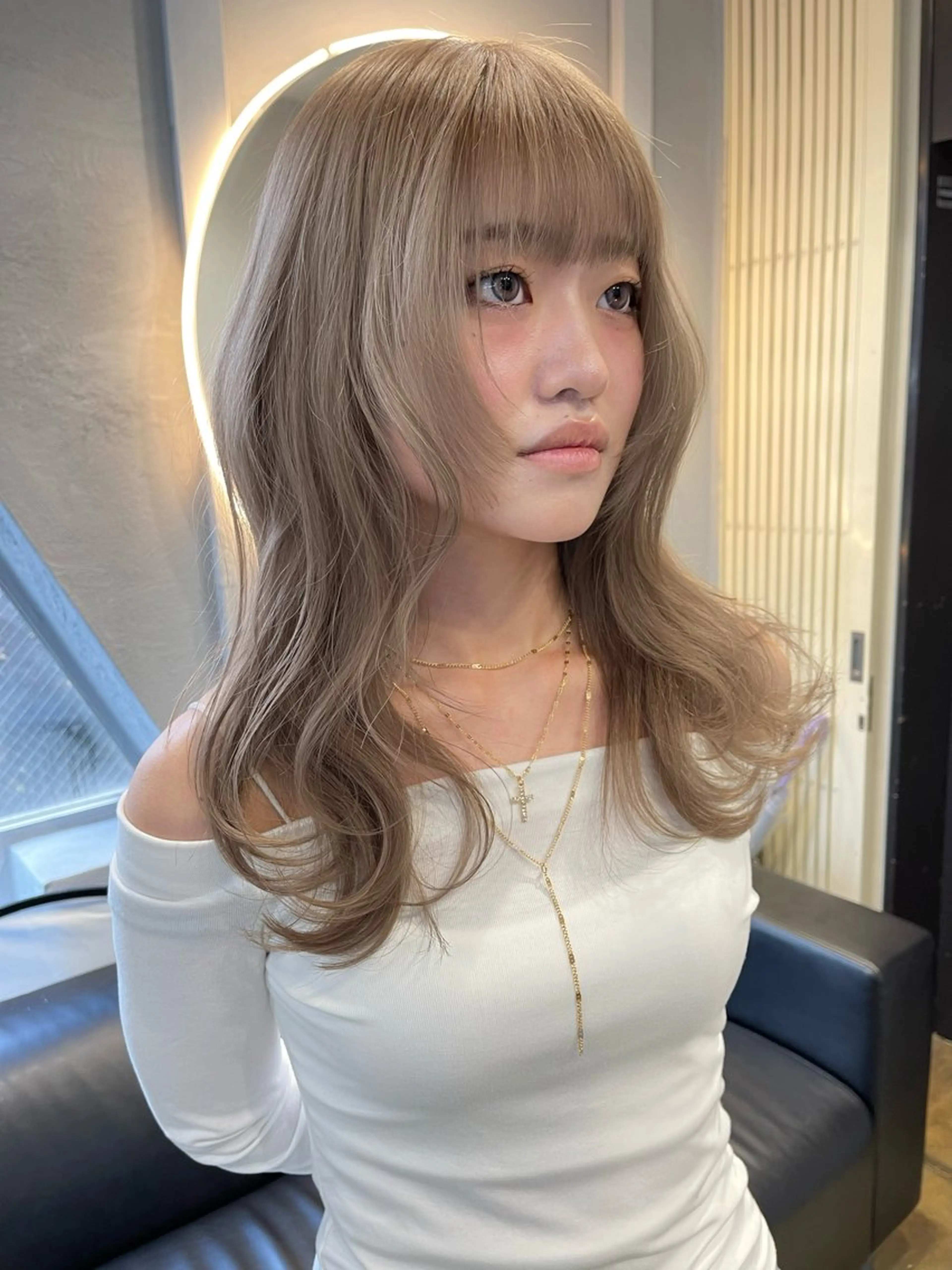 セミロング カラー ベージュカラー ブリーチ ケアブリーチ デザインカラー ダブルカラー カット ヘアカラー トリートメント TATSUブリーチ/ ミルクティーベージュのヘアスタイル
