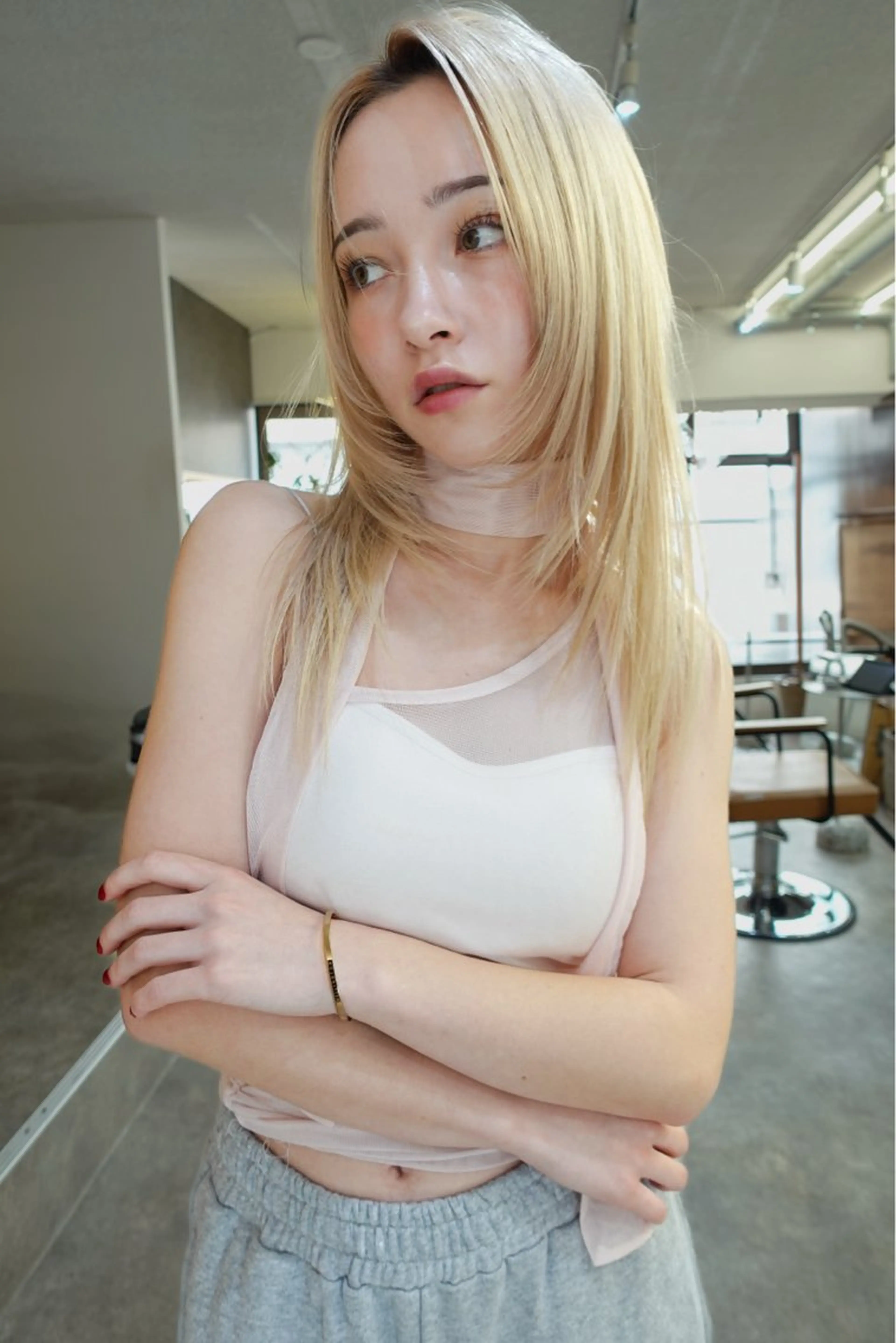 セミロング カラー 顔周りレイヤー/韓国 ブリーチminamiのヘアスタイル