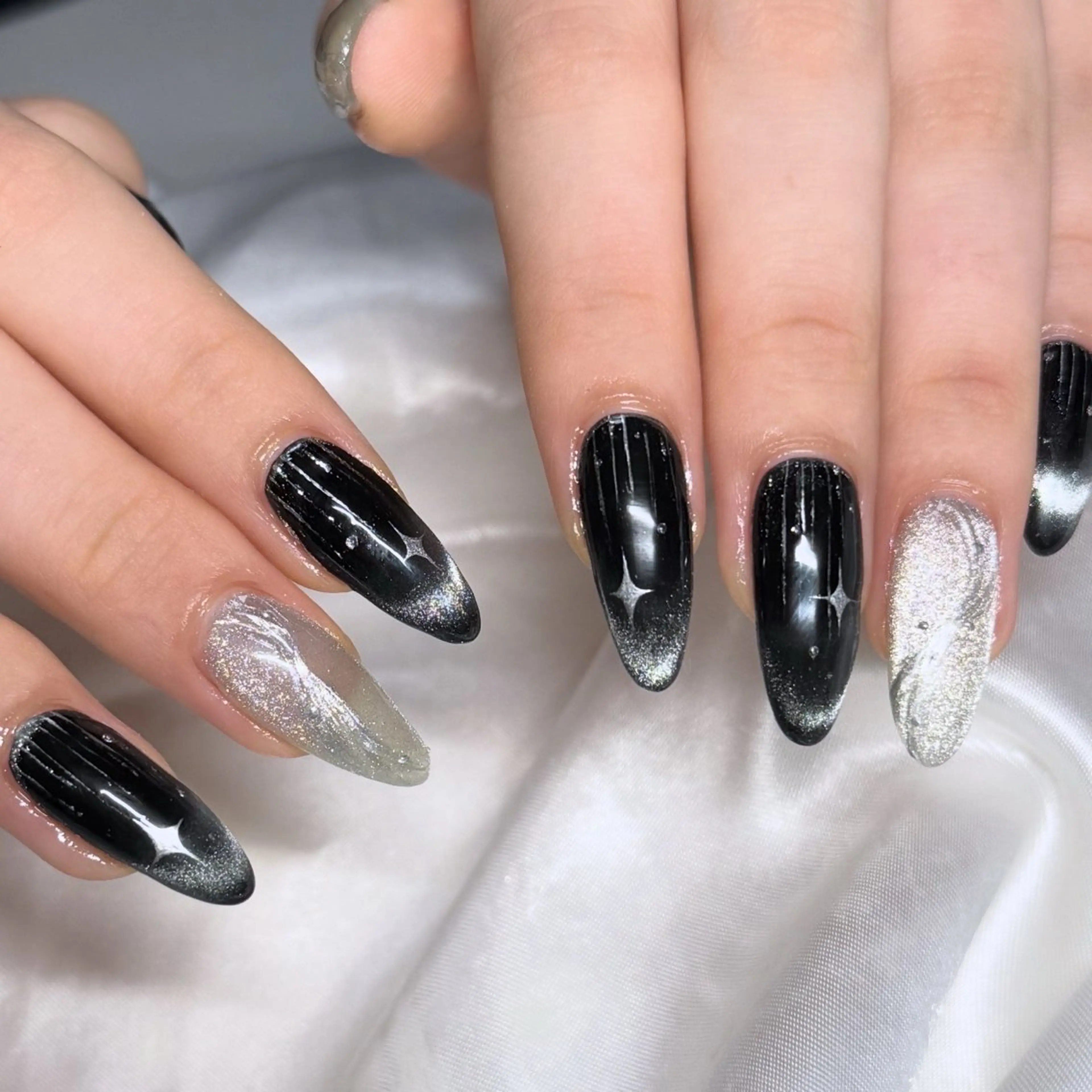 ネイル フレンチネイル キラキラネイル マグネットネイル マグネットフレンチ シルバー ハンドネイル OKIKA所属・【OKIKA】 らん🦖🌈🧡のマツエク・マツパデザイン