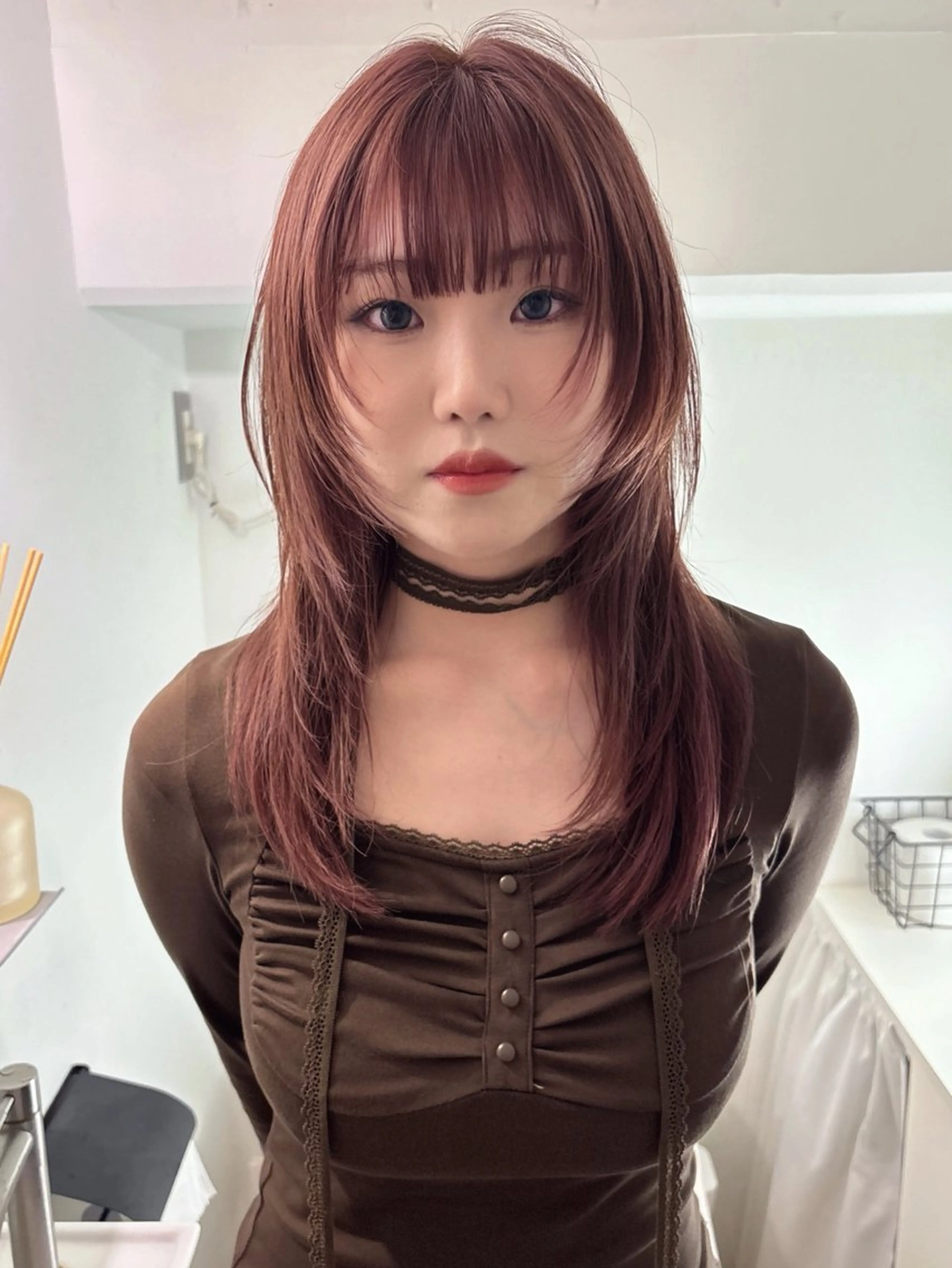 セミロング カット ヘアカラー Airi 韓国y2k レイヤーカットのヘアスタイル