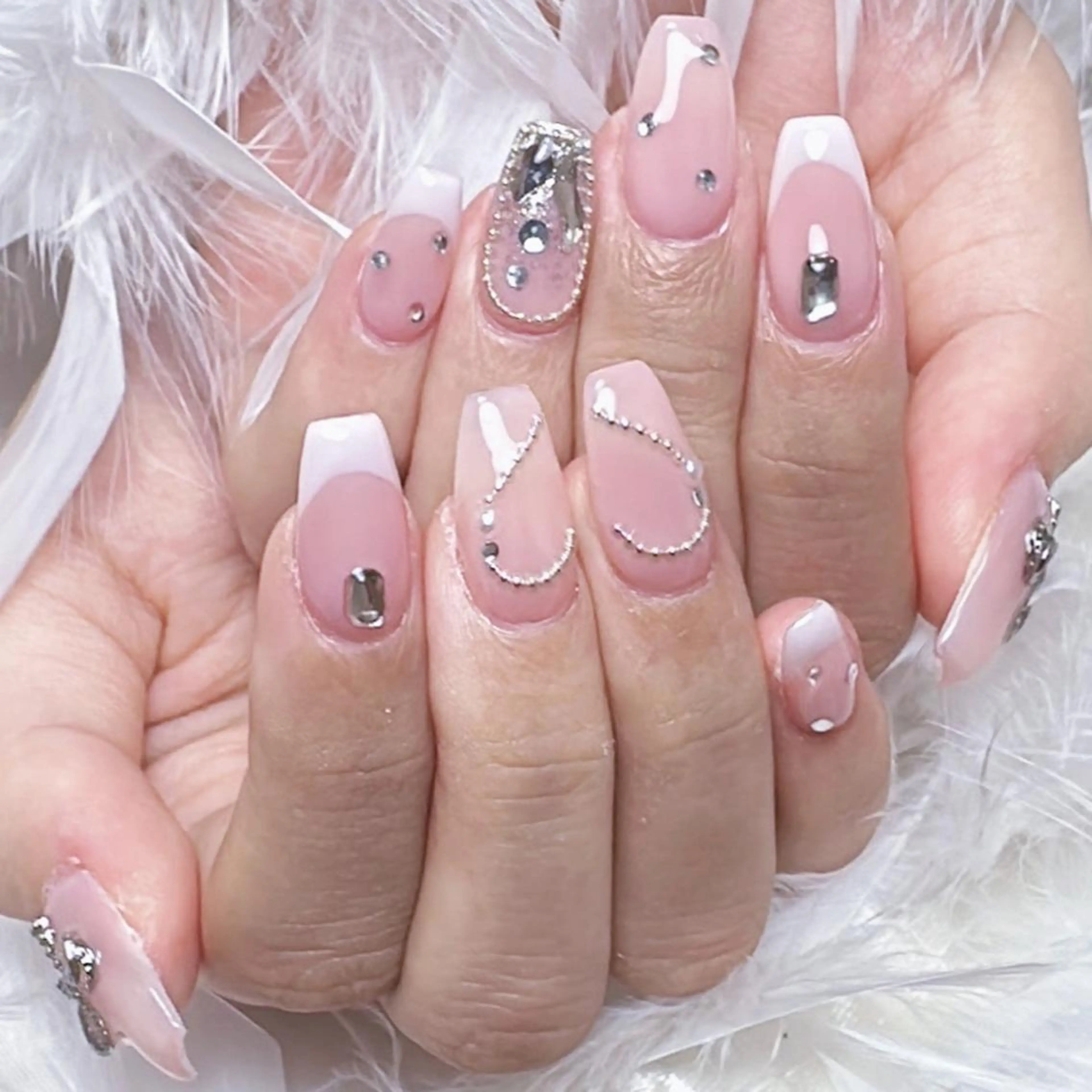 ネイル アートネイル オーロラネイル ガーリー キラキラネイル 韓国ネイル ハンドネイル DIAMOND 💦のネイルデザイン