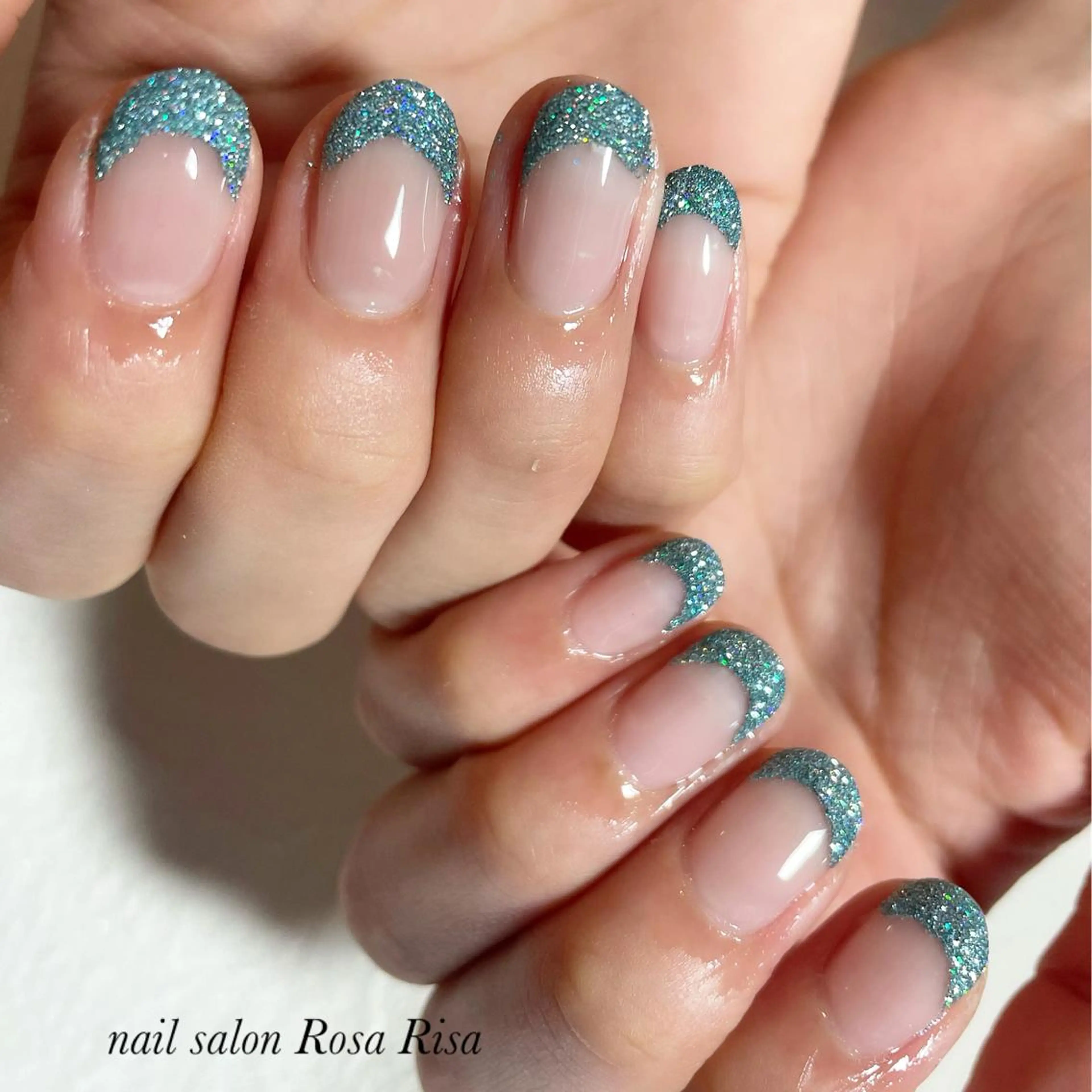 ショート ネイル フラッシュネイル フレンチネイル ラメ(グリッター) ハンドネイル ネイルスタジオ シェイクユアハンズのネイルデザイン