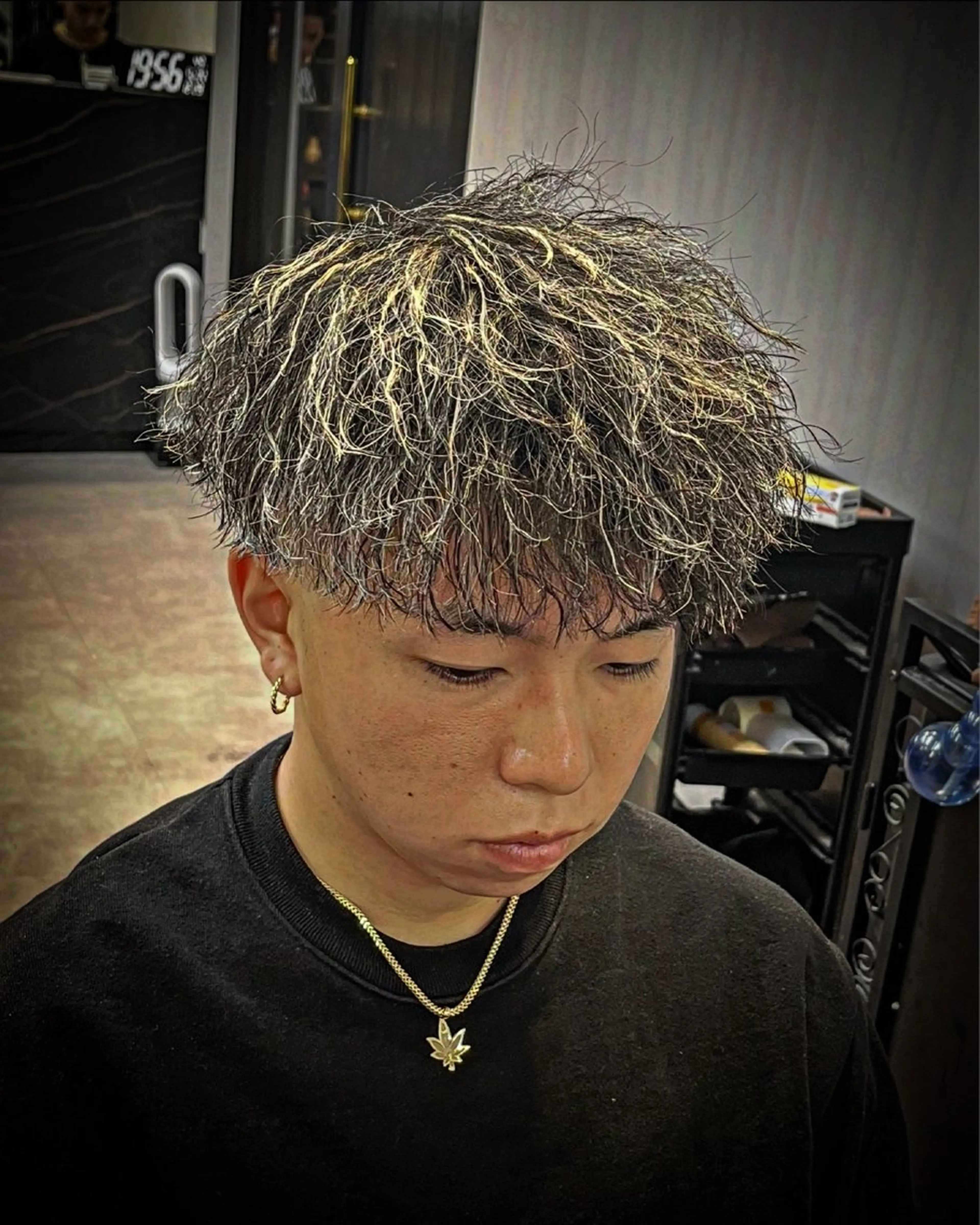 ミディアム カラー パーマ ヘアアレンジ メンズ ミディアムパーマ メンズメッシュ マッシュ メンズパーマ メッシュ カット ヘアカラー パーマ ヘアセット men'slapis YUTOのヘアスタイル