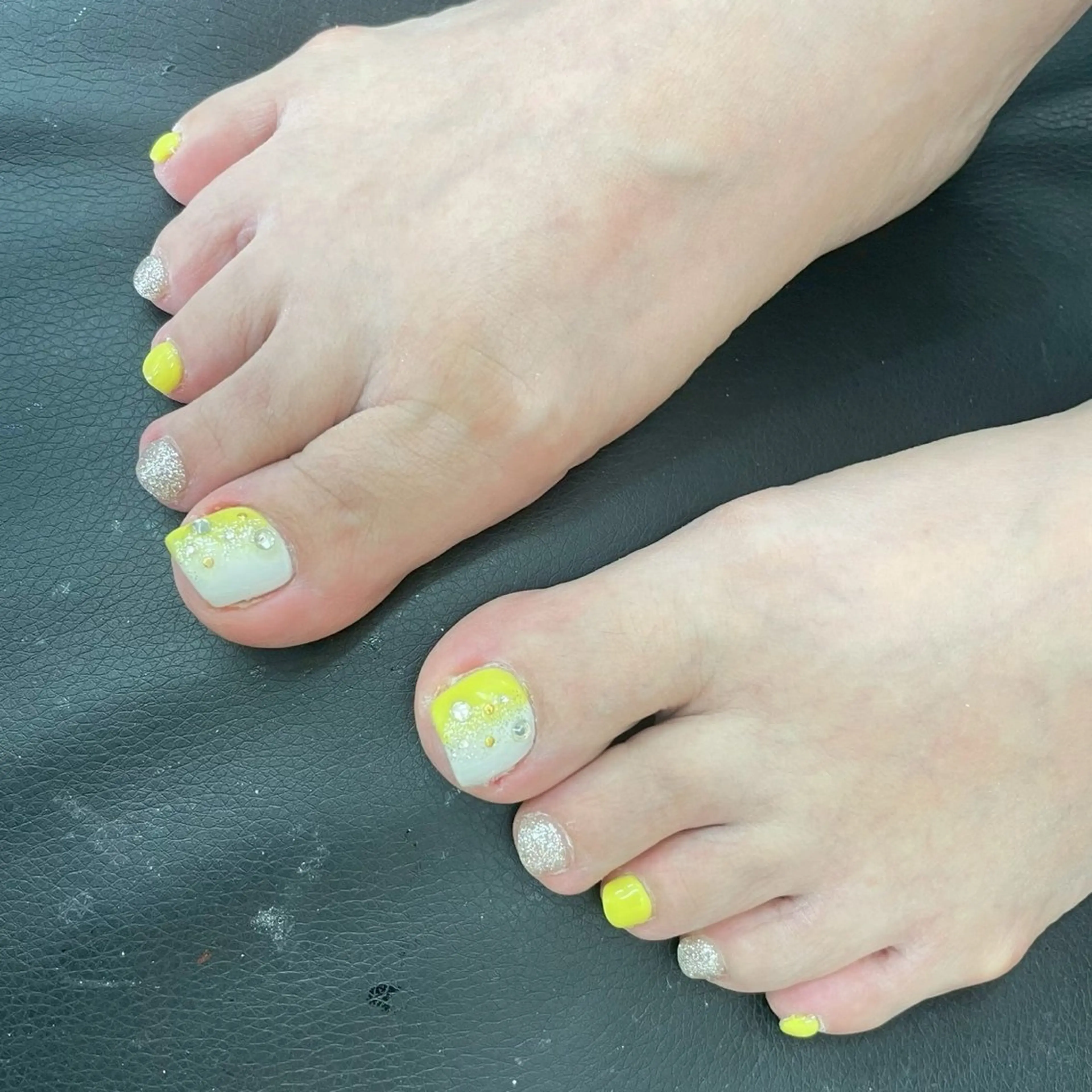 ネイル フットネイル ラメ(グリッター) シルバー 黄色 Queen Stella所属・Quee Stllaのネイルデザイン