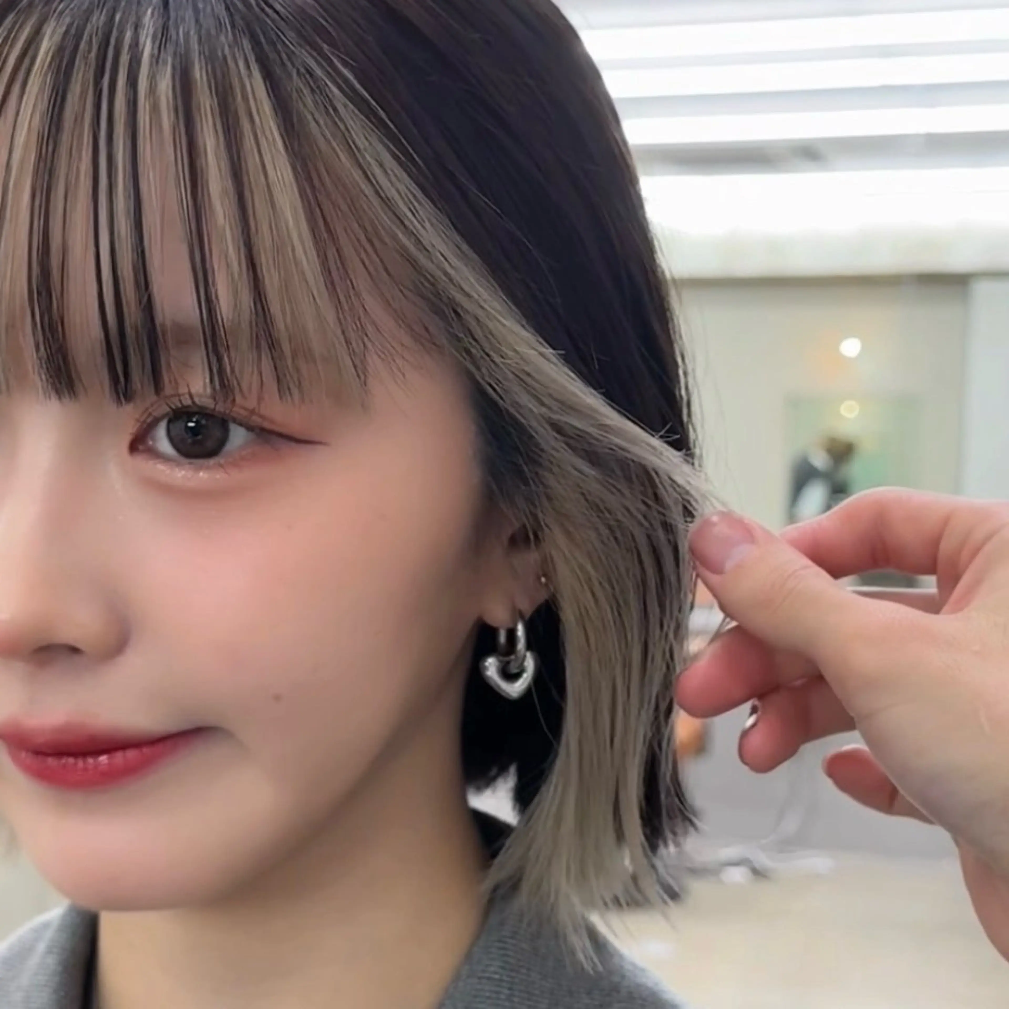 ショート カラー ブリーチ インナーカラー カット ヘアカラー 顔周り/レイヤー/ 透明感/みっきーのヘアスタイル