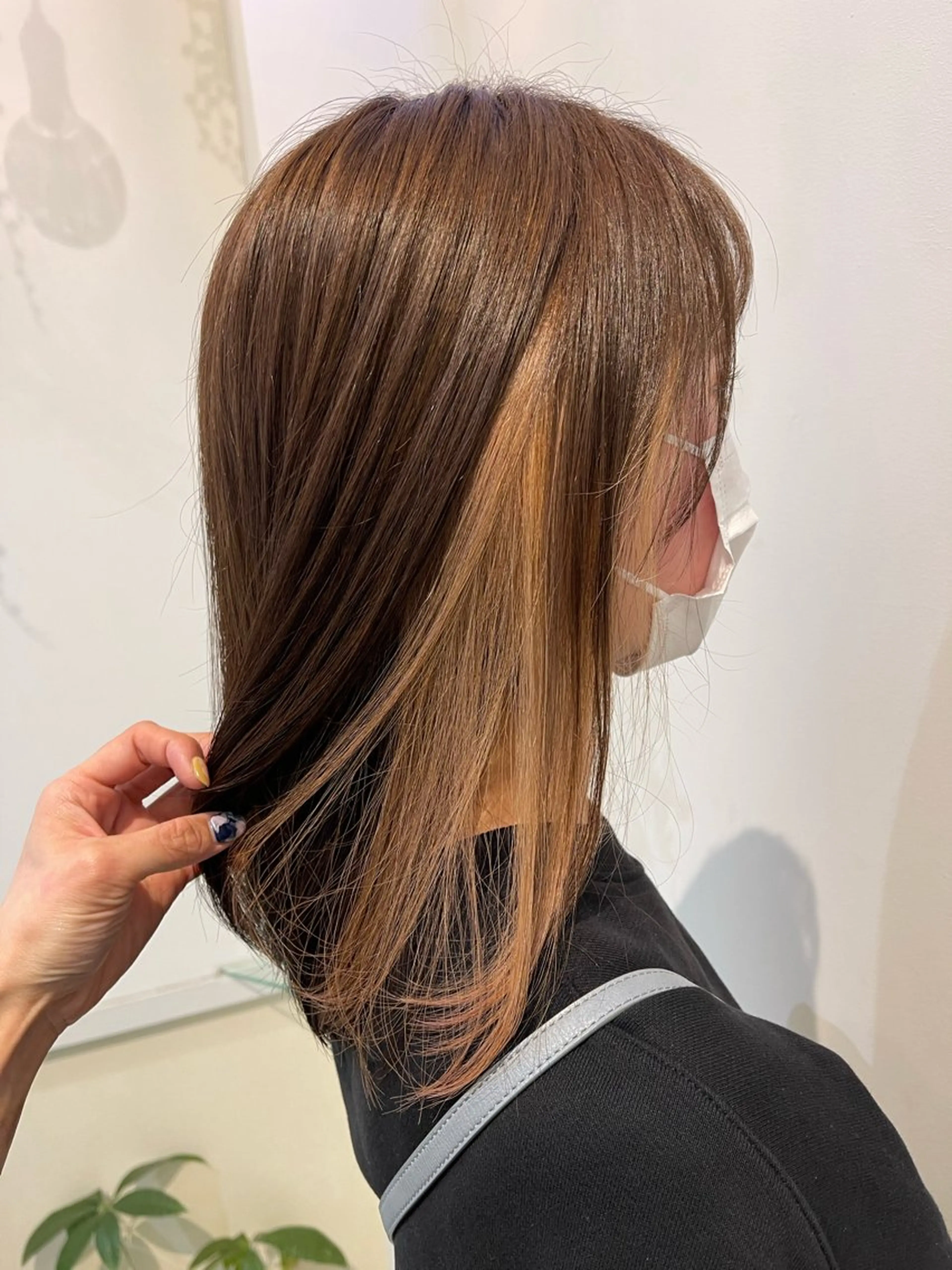 セミロング カラー デザインカラー イシイ シオリのヘアスタイル