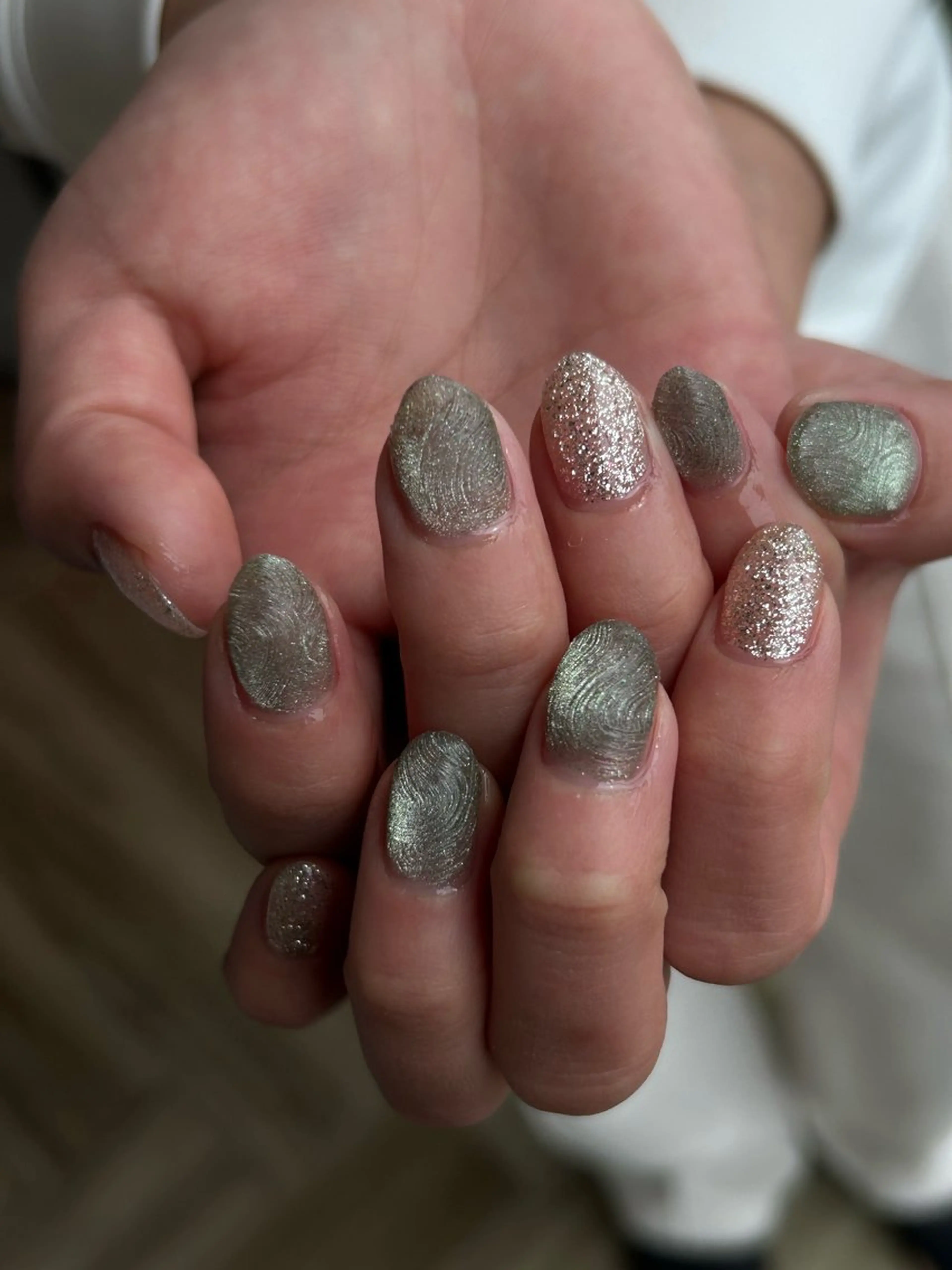 ネイル フラッシュネイル マグネットネイル ニュアンスネイル シルバー ハンドネイル Amaranthus所属・Amaranthus 柘植のネイルデザイン