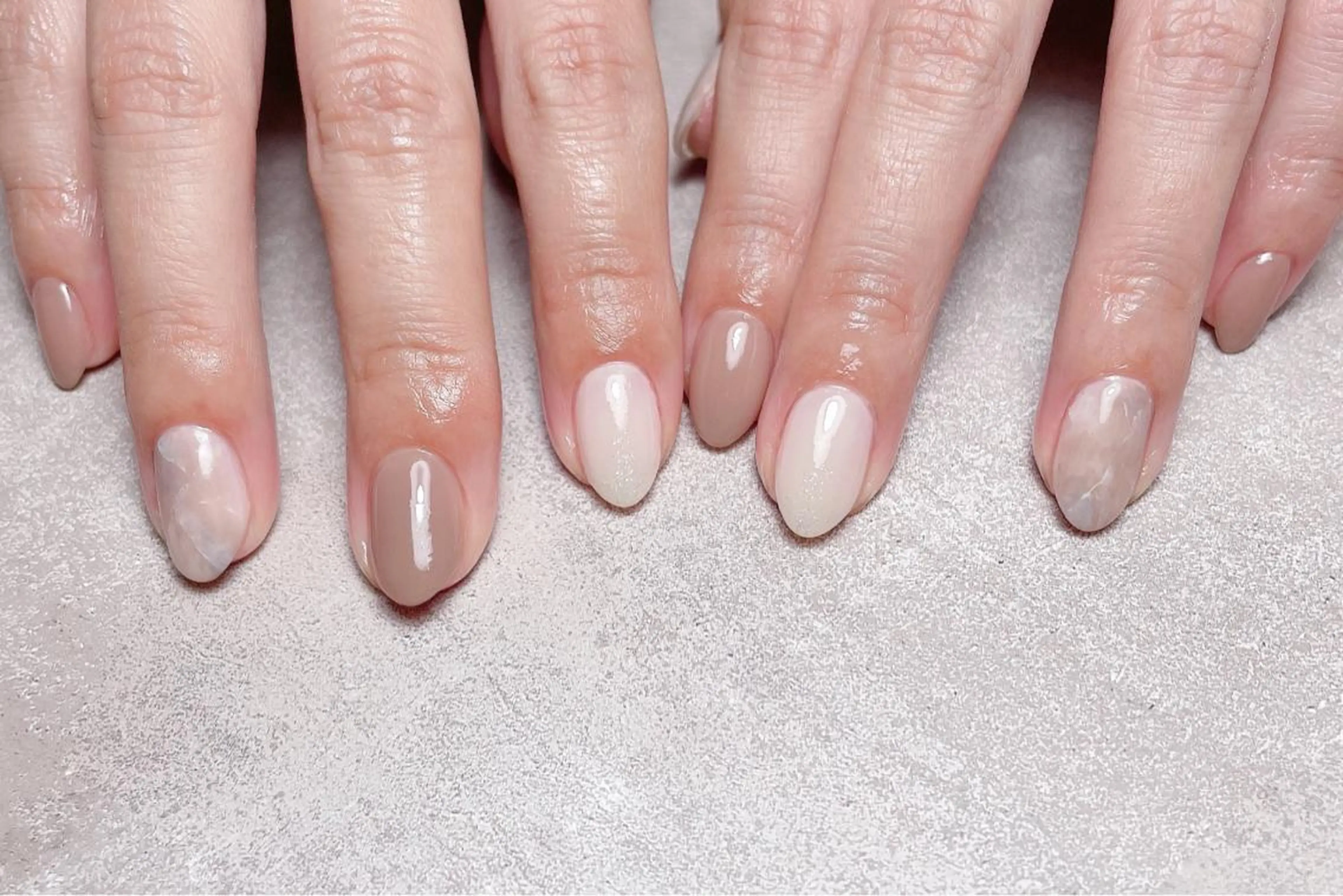 ネイル ジェルネイル 大理石ネイル(マーブル) シンプルネイル ホワイト ハンドネイル 小林 ゆりあのネイルデザイン