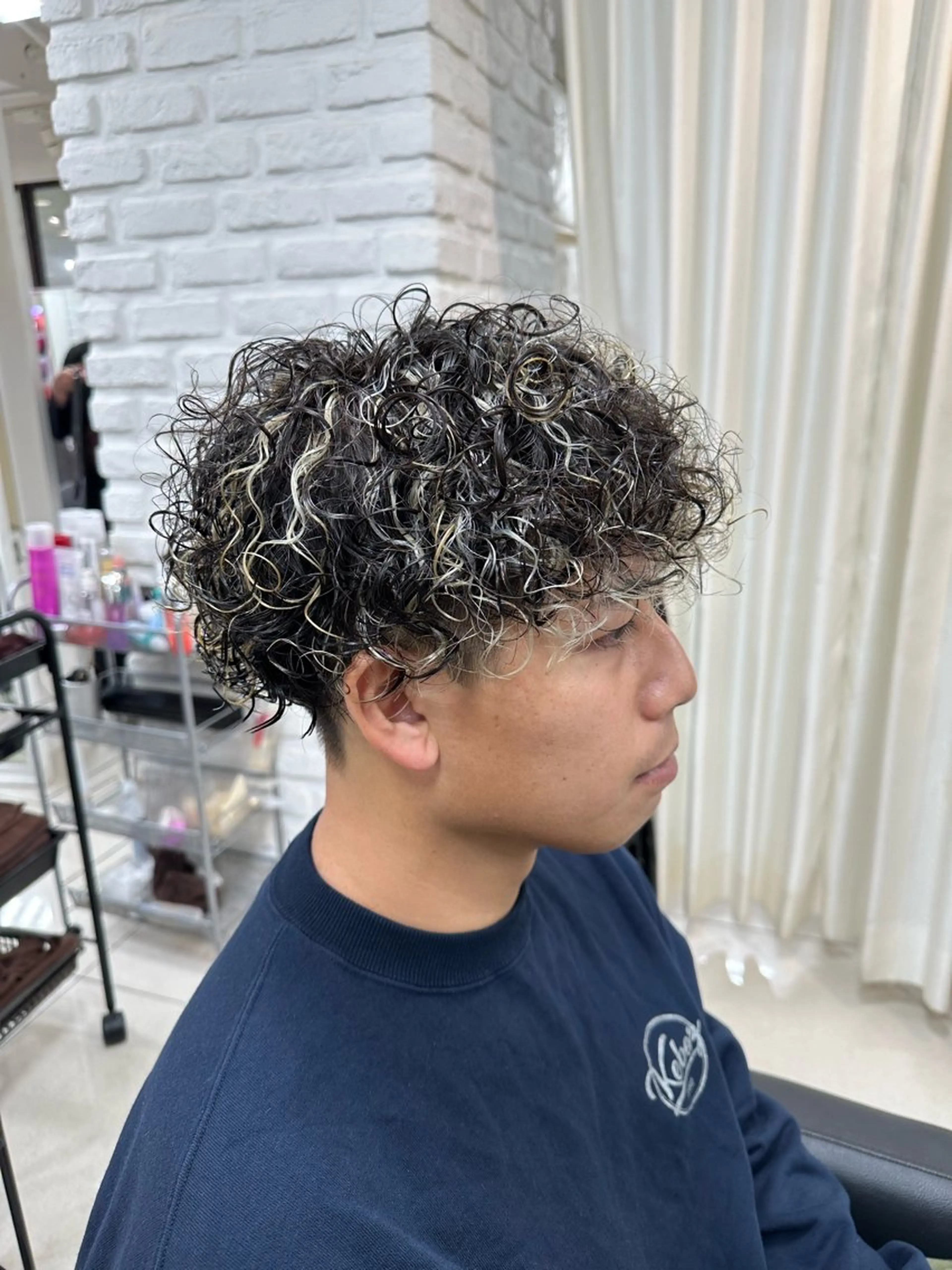 ショート カラー パーマ メンズ メンズハイライト メンズパーマ プードルパーマ ハイライトカラー ハイライト カット パーマ トリートメント フェザーパーマ職人 🪶ryosukeのヘアスタイル