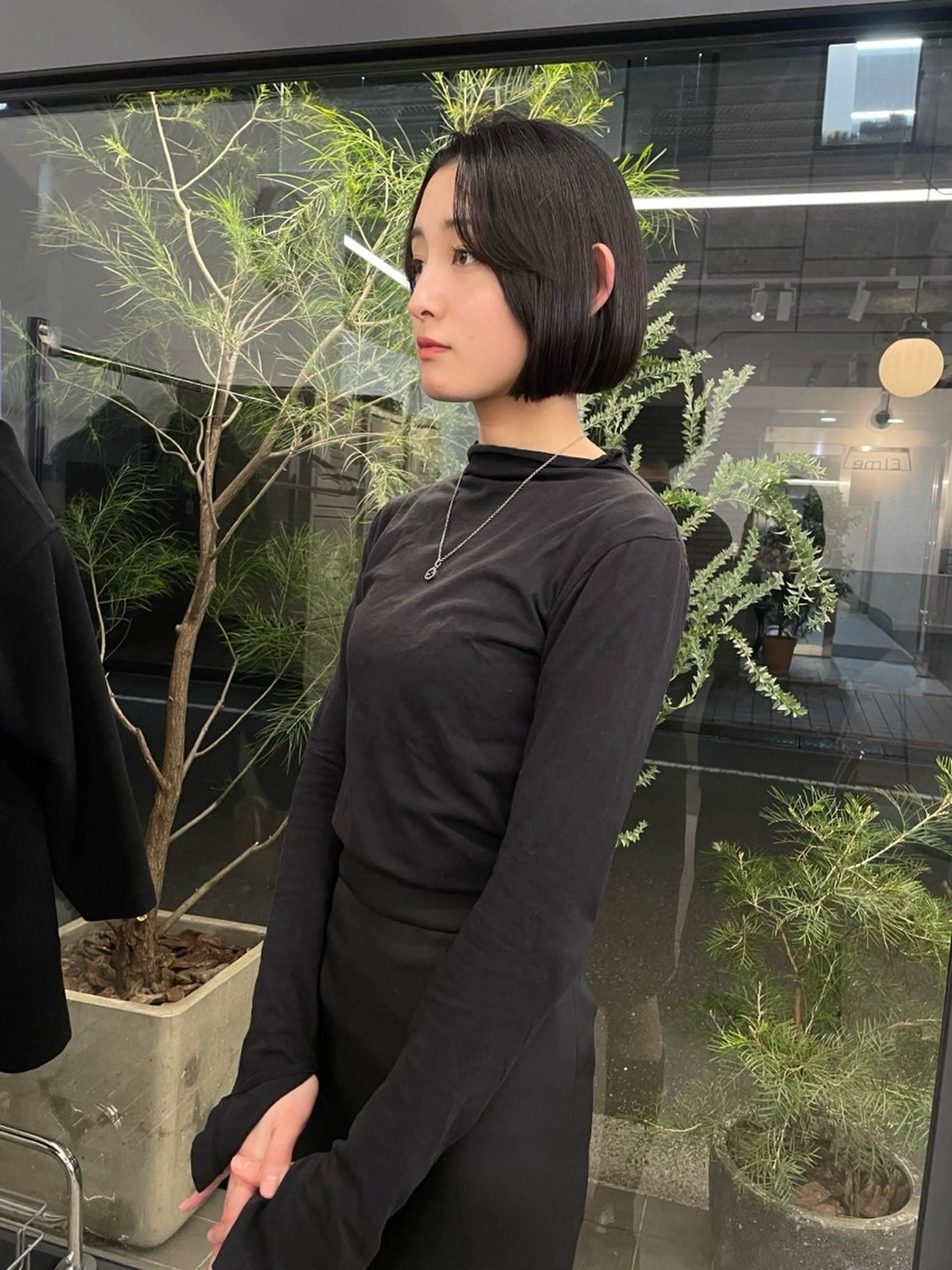 ショート ボブ パーマ、ボブ、透明感 カラー、小須田ゆあのヘアスタイル