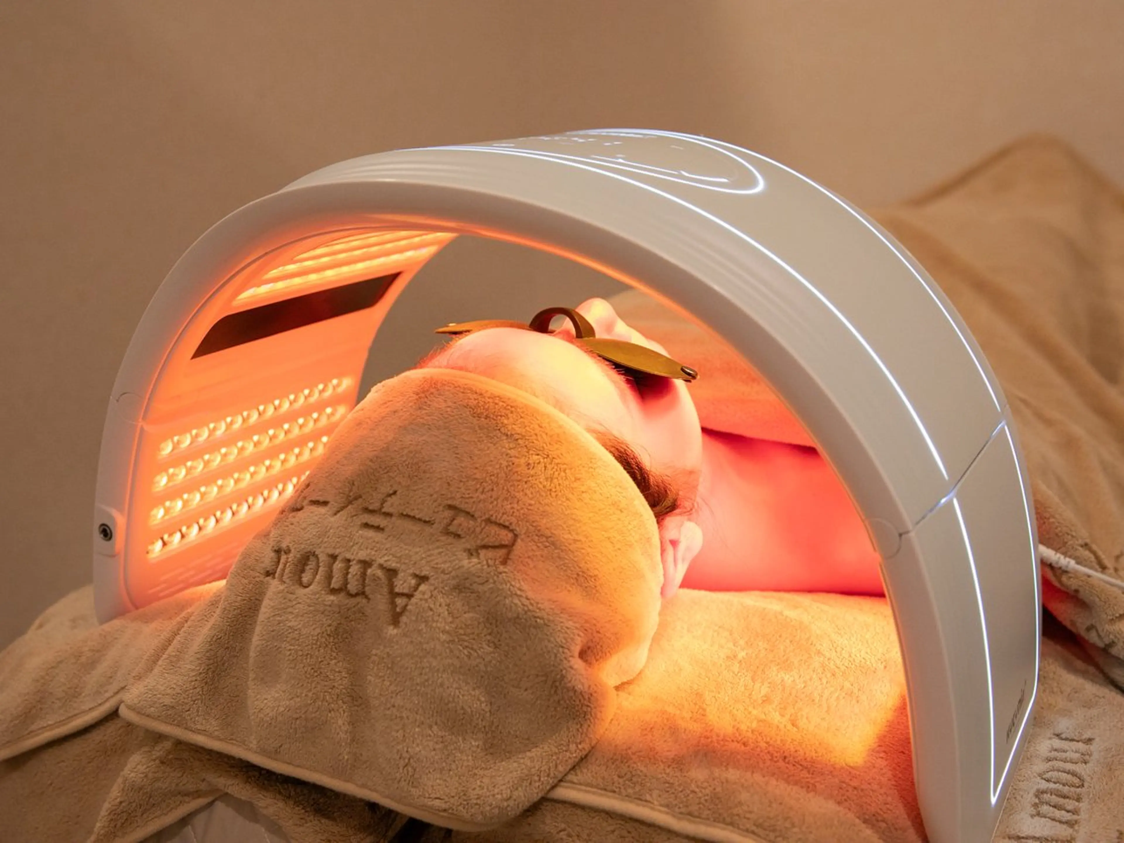 おすすめ[紫外線・シミ対策に]導入+美白パック+LEDライト70分7980の写真