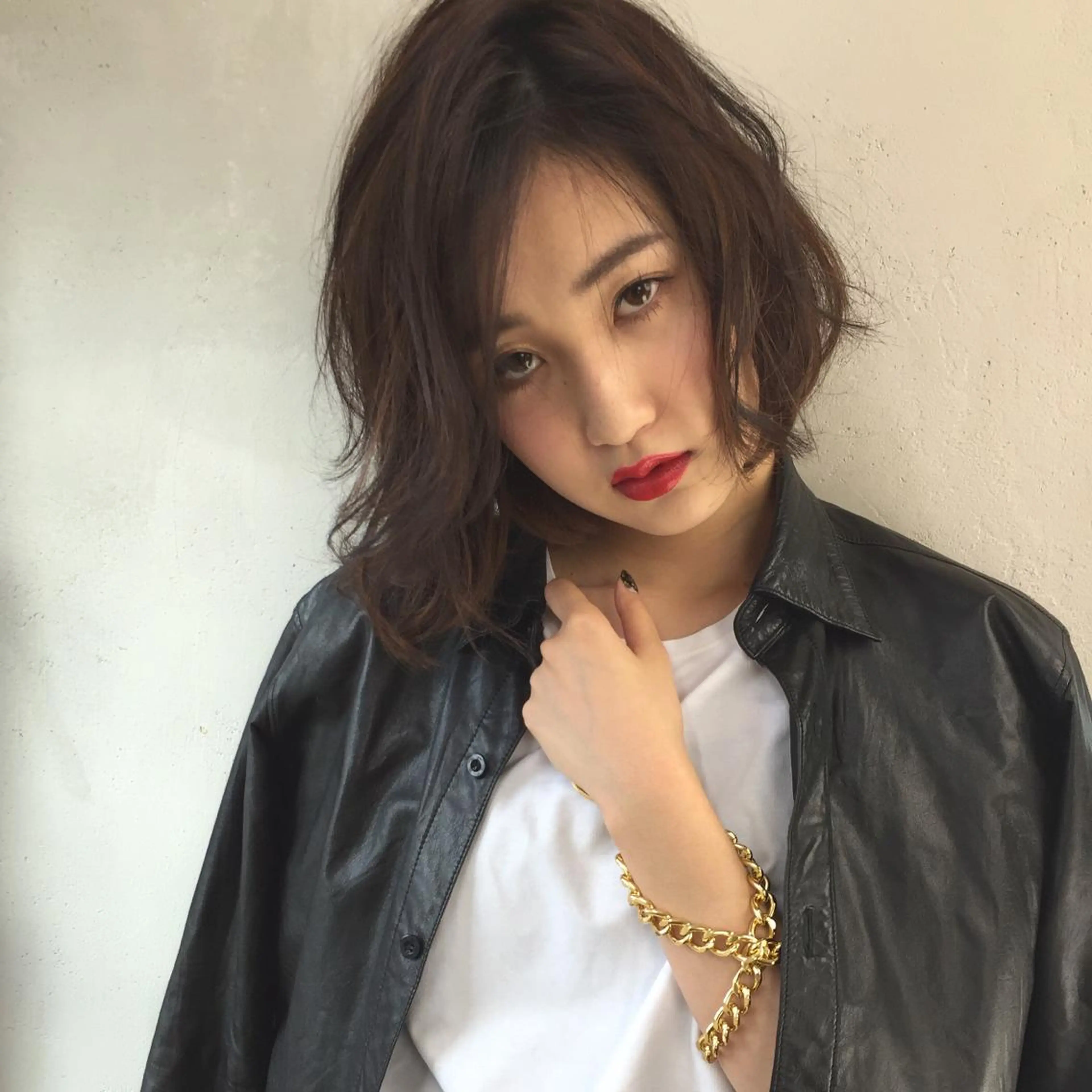 ミディアム ボブ TOMOYAレイヤー ブリーチ縮毛矯正のヘアスタイル