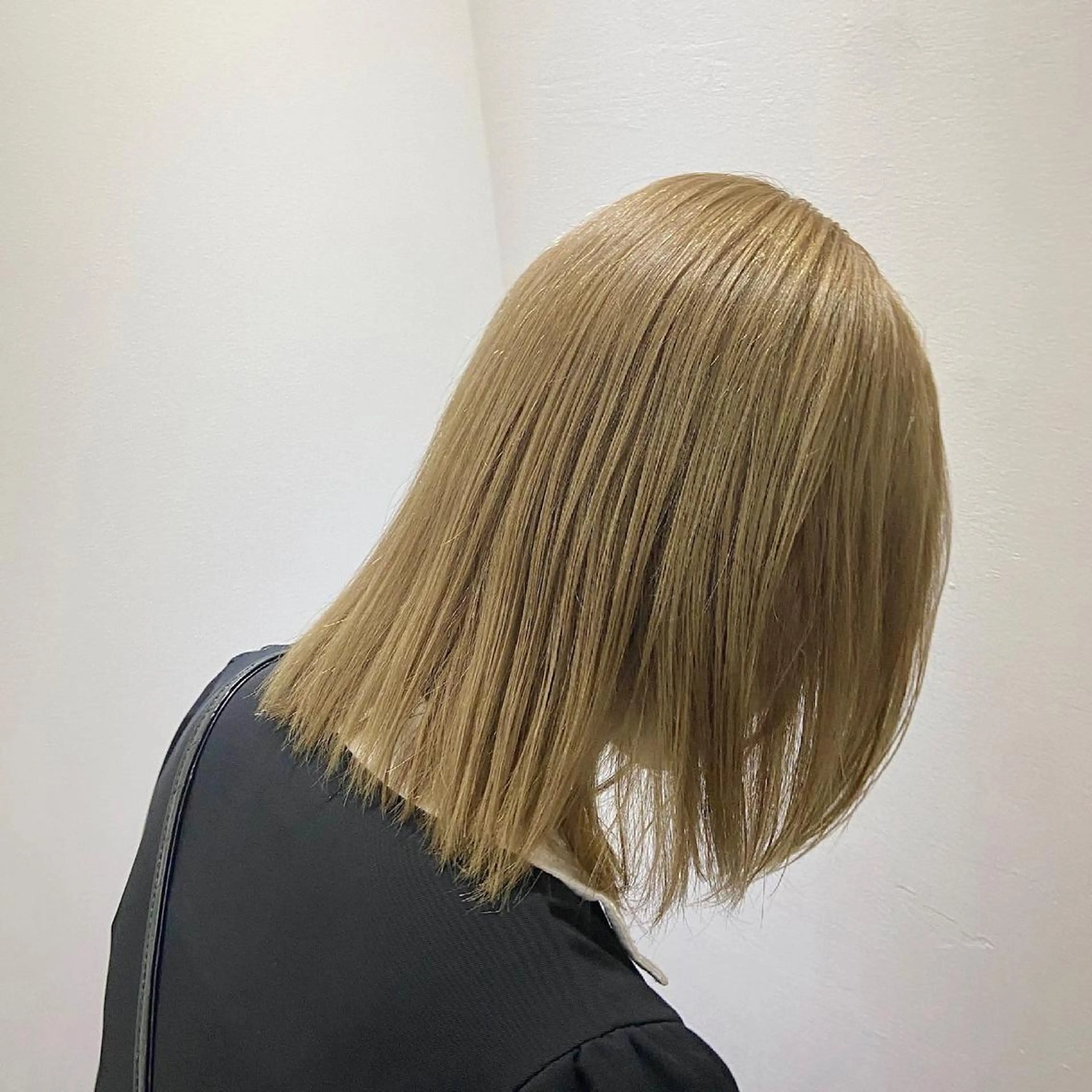 ショート AHNKISM所属・トレンドレイヤー/ 透明感カラーのヘアスタイル