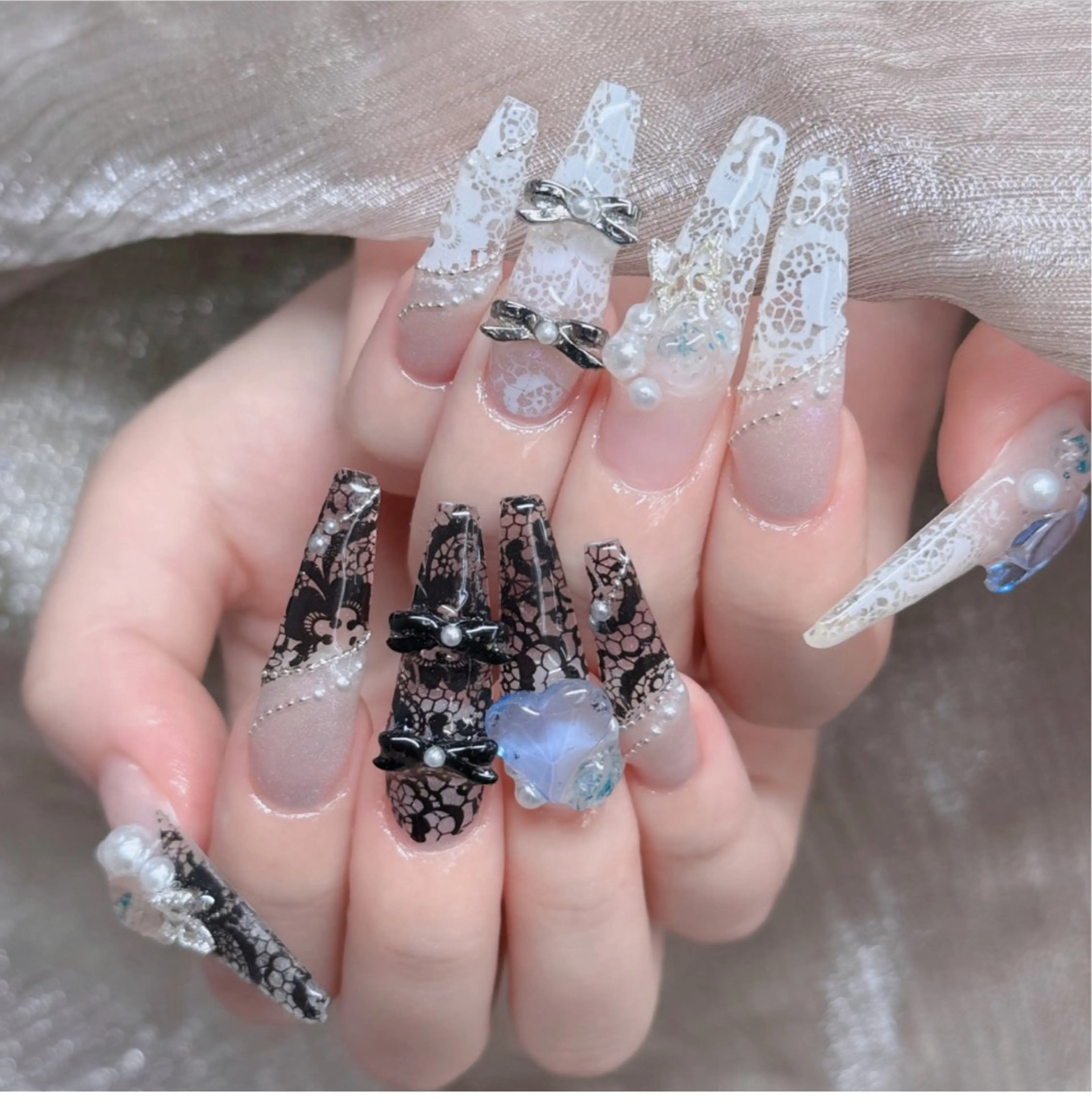 ネイル オーロラネイル フレンチネイル ジェルネイル ハロウィン キラキラネイル ハンドネイル H.baby Nail Salonのネイルデザイン