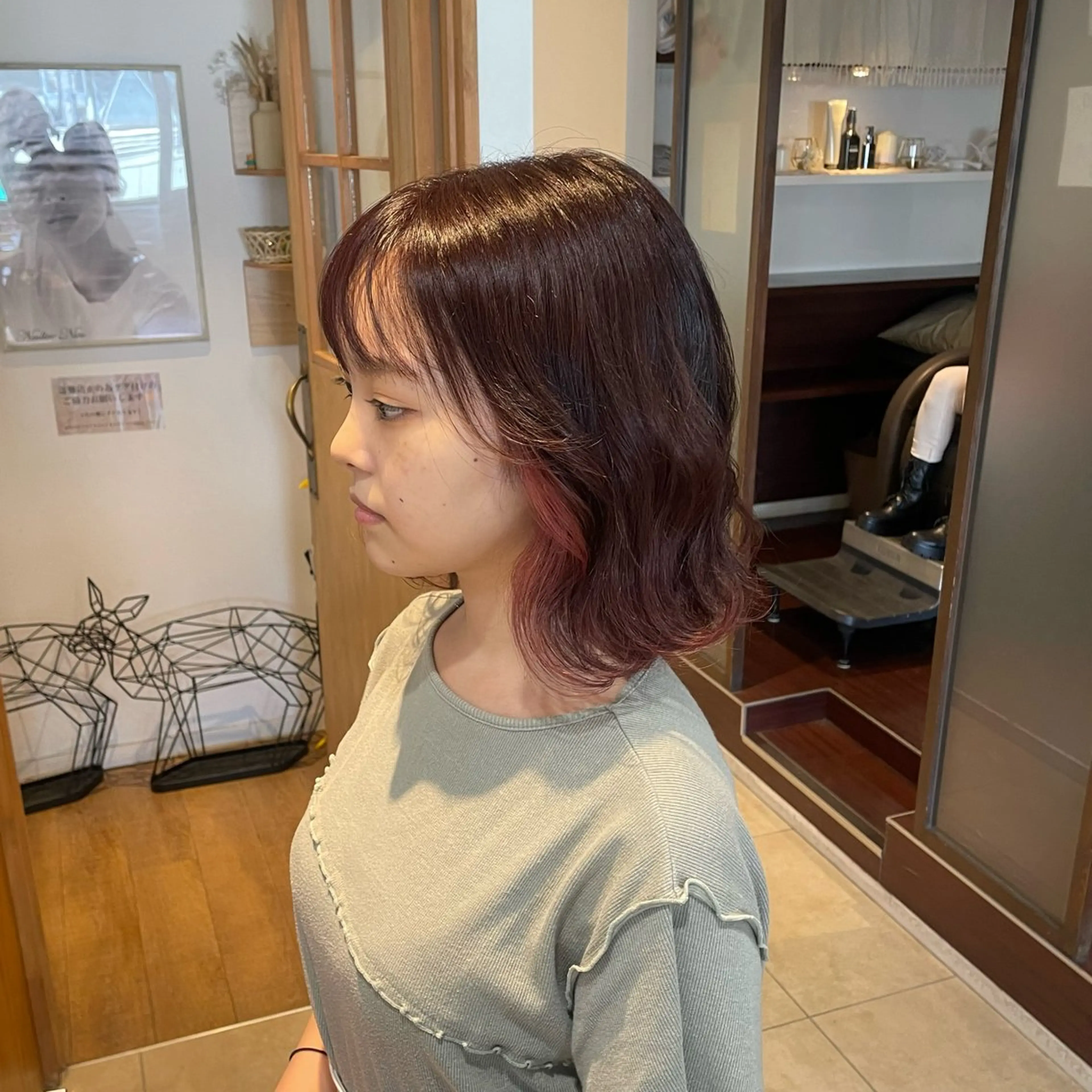 ミディアム カラー 秋元 佳乃のヘアスタイル