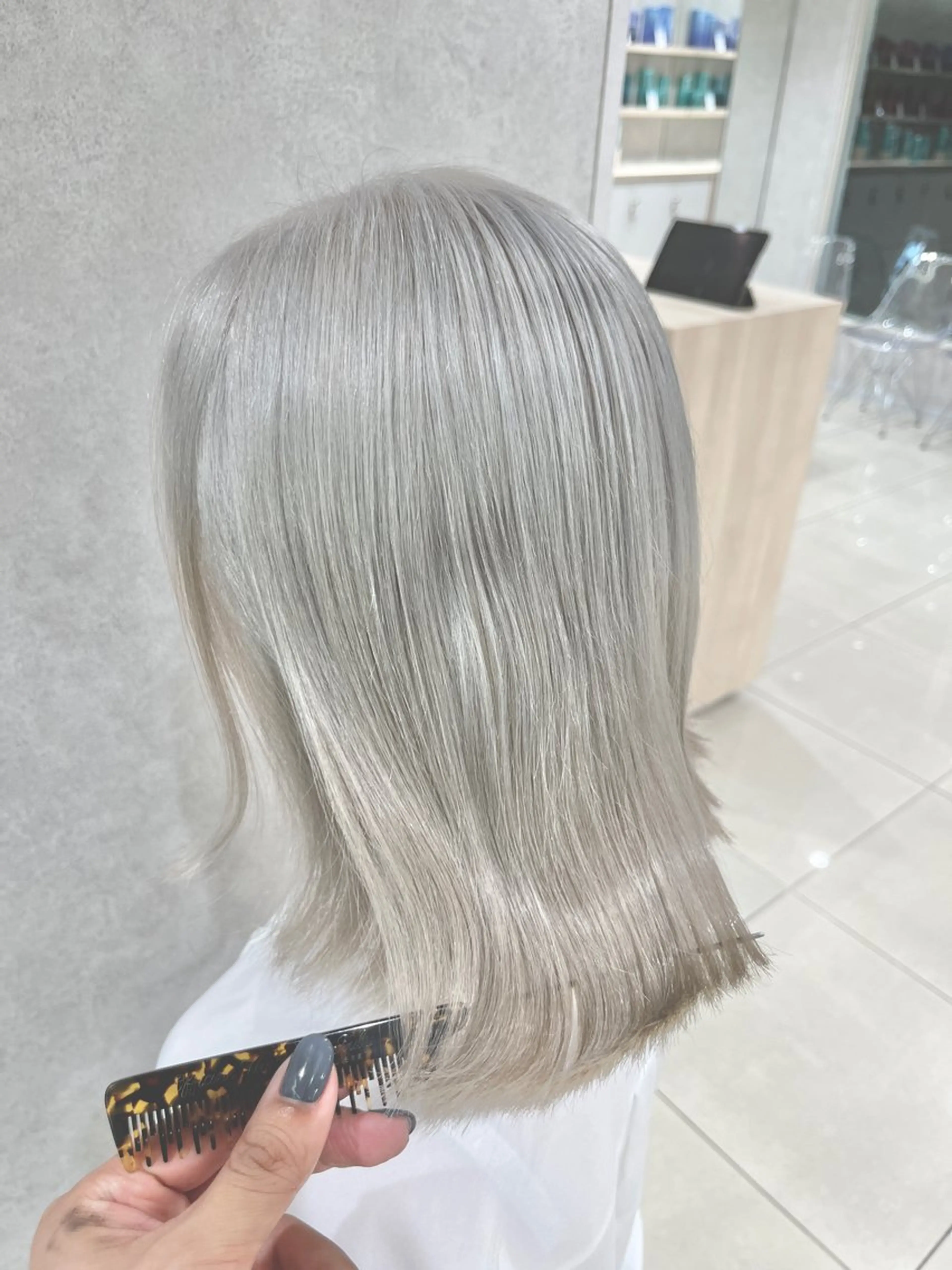 セミロング カラー ブリーチ シルバー ホワイトシルバー ヘアカラー トリートメント ハイトーン/ブリーチ 山崎　悠次のヘアスタイル