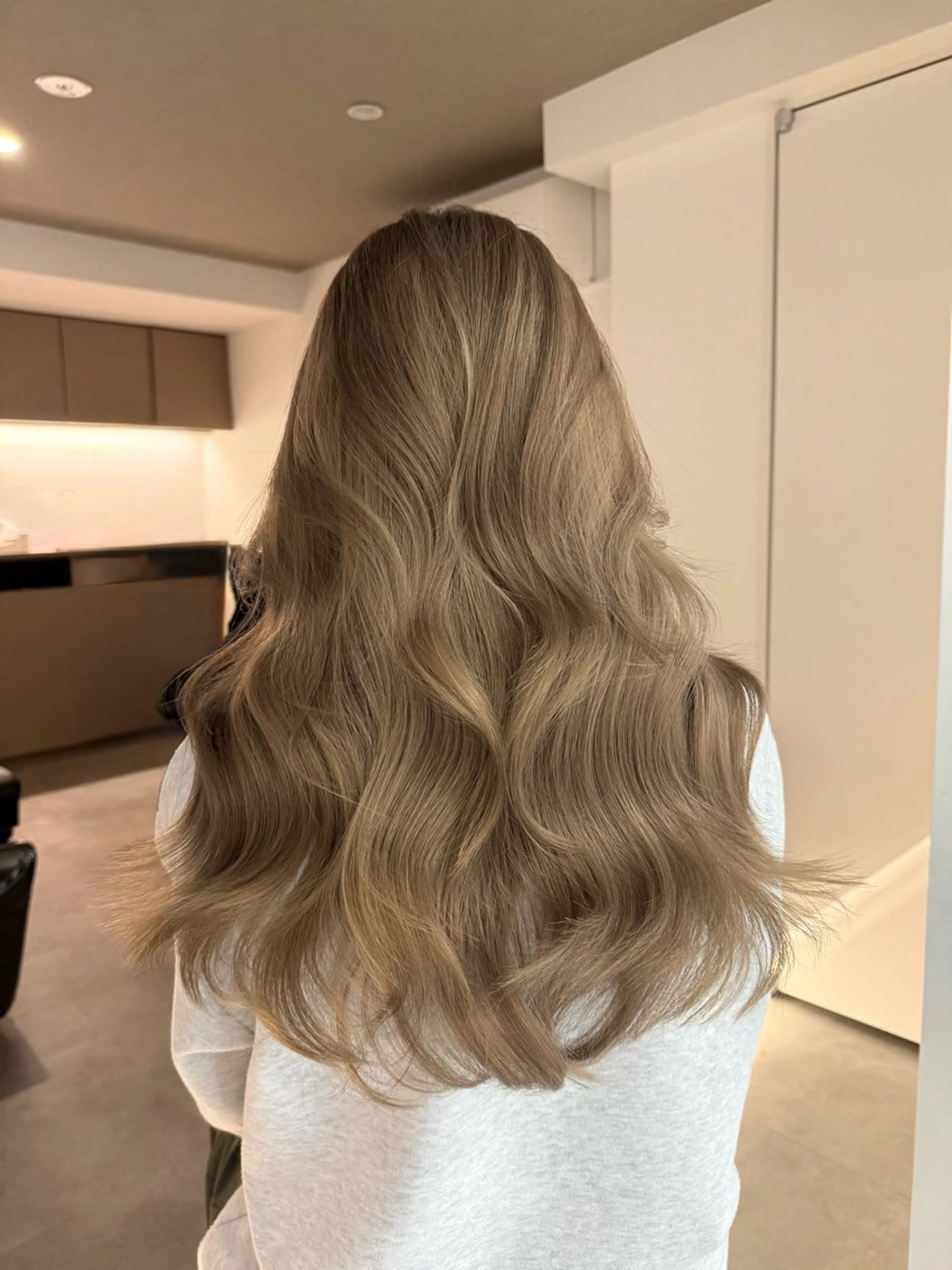 ロング カラー アッシュ アッシュグレー アッシュグレージュ ベージュカラー ブリーチ ヘアカラー レイヤー/ボブモデル 募集中🕊️正源のヘアスタイル