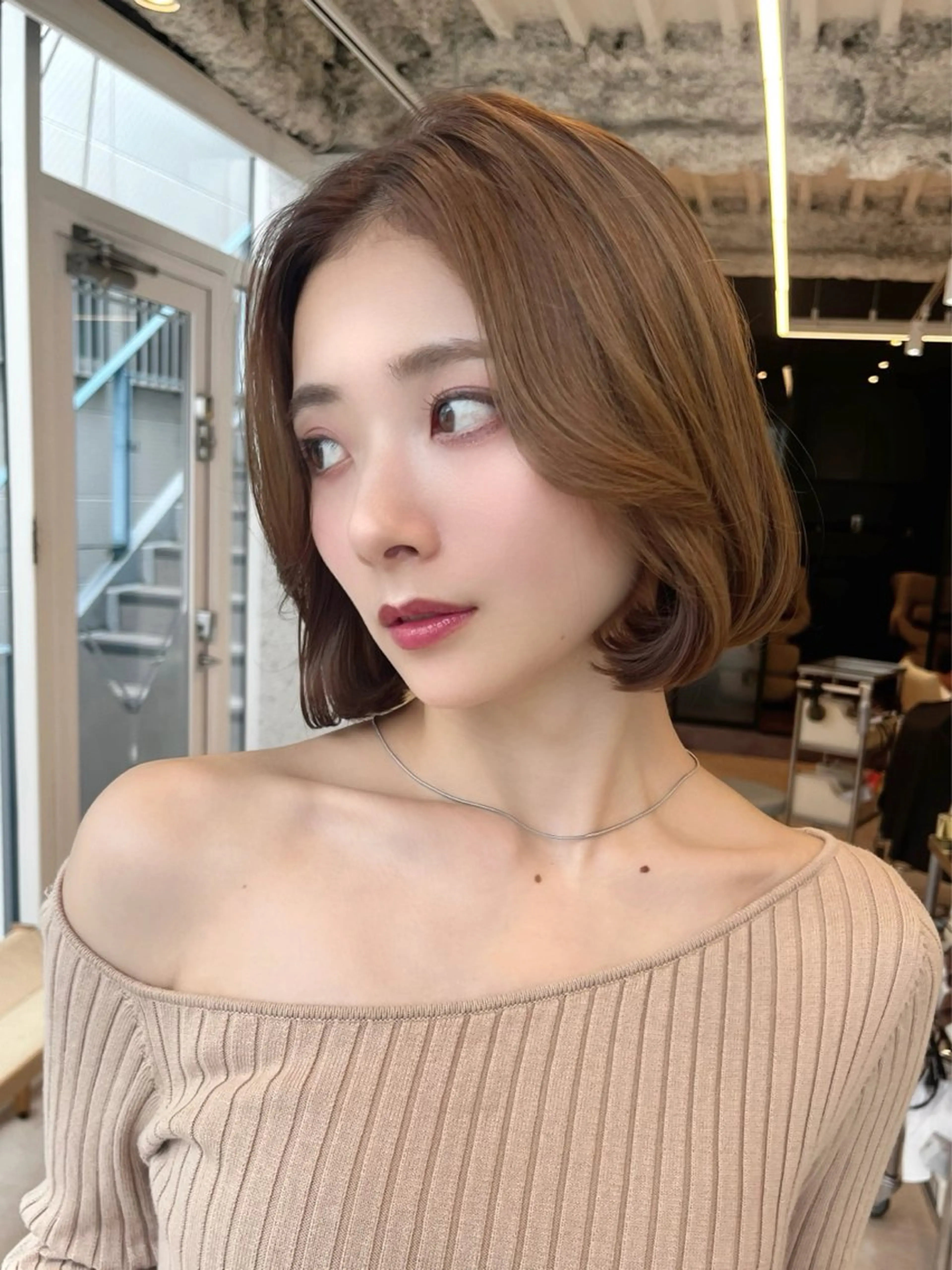 ミディアム 切りっぱなしボブ ショートボブ ボブレイヤー ミディアムパーマ ボブ カット ヘアカラー ボブ顔周り 韓国遠藤小雪のヘアスタイル