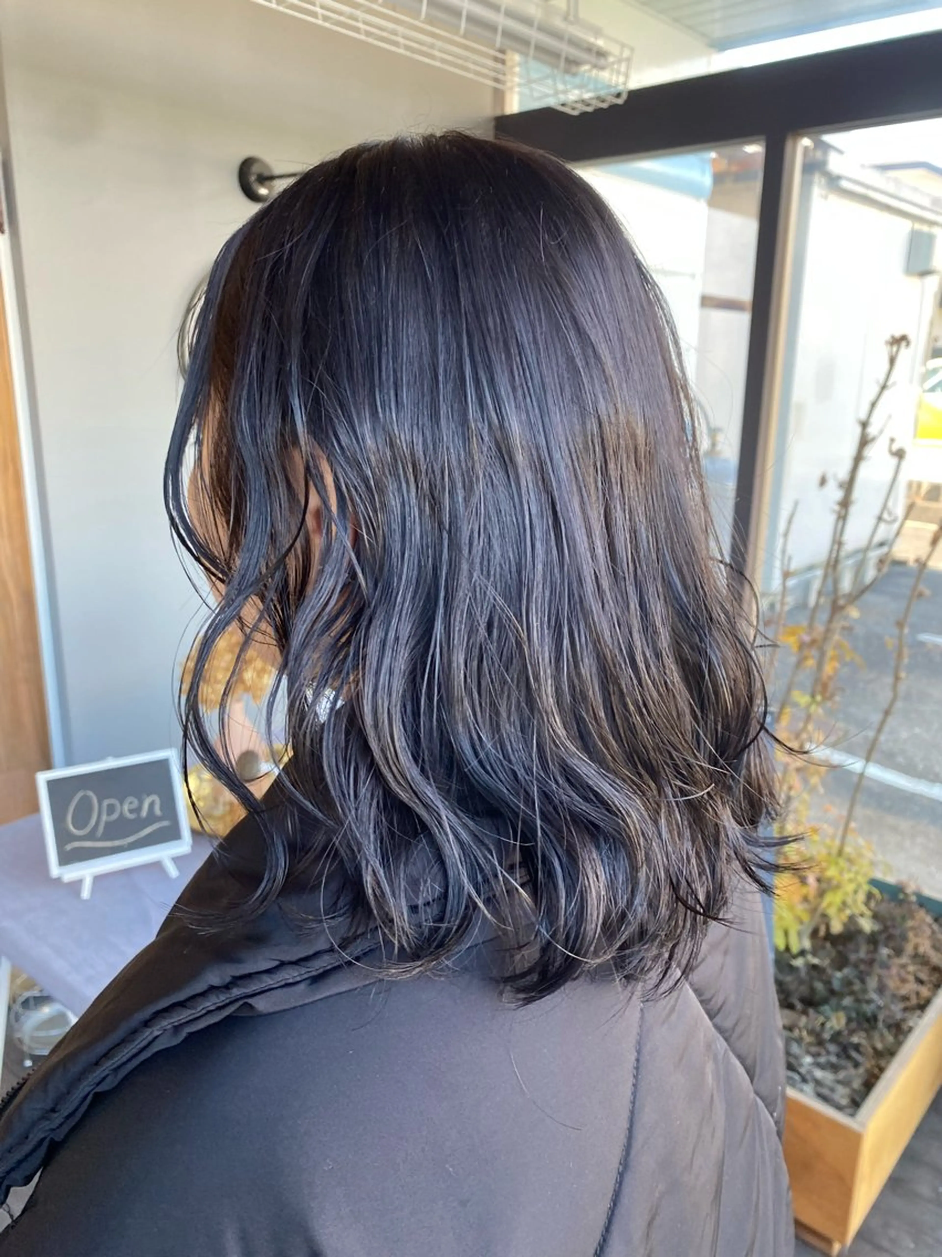 ミディアム カラー 黒髪 ブルーカラー ブルーブラック 透明感カラー fulam所属・MIKU ／fulamのヘアスタイル