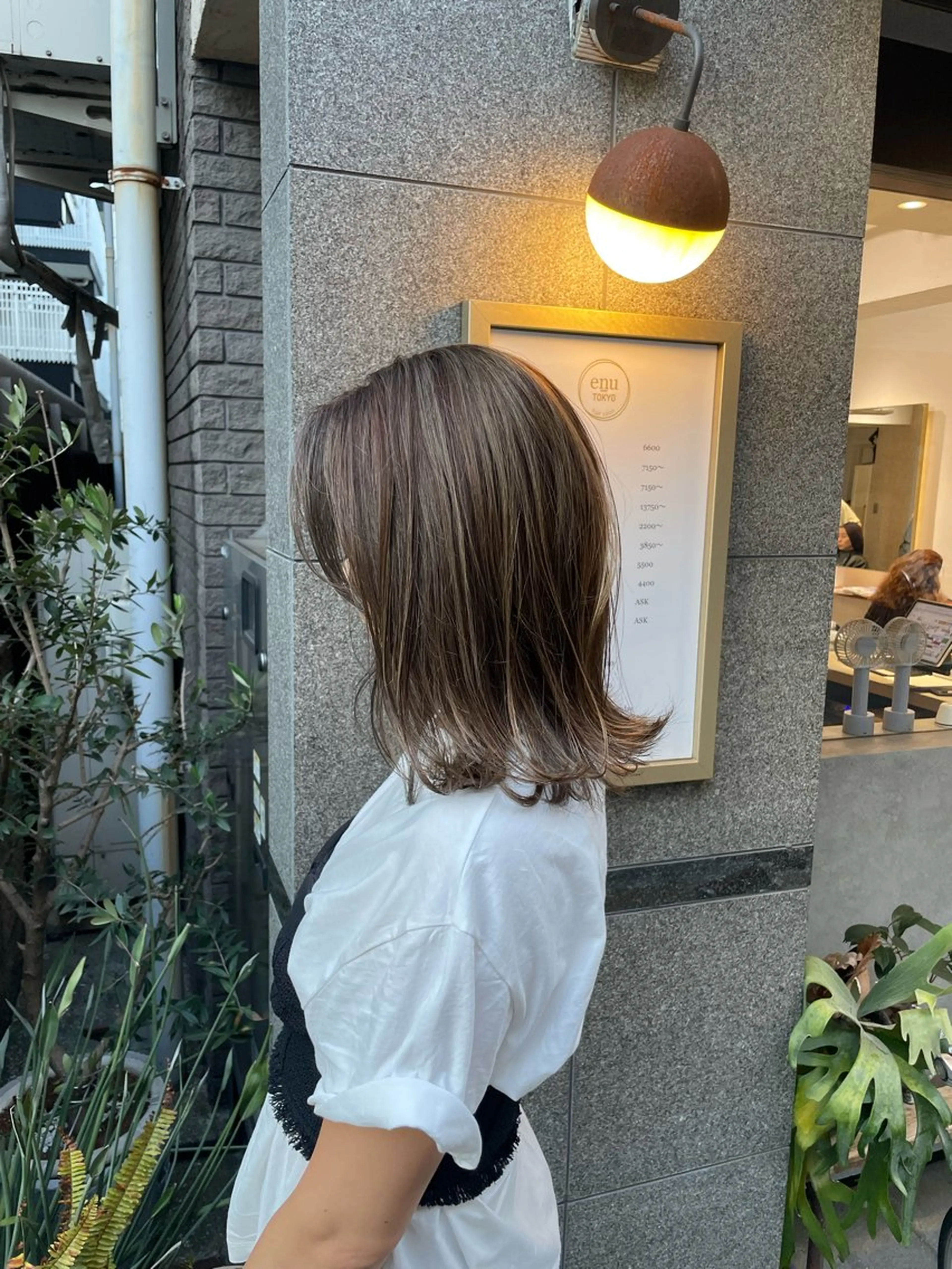 ミディアム カラー ベージュカラー グレージュ ハイライトカラー 顔まわりレイヤー ハイライト ナガミネアリサ/ 学芸大学/海外ヘアのヘアスタイル