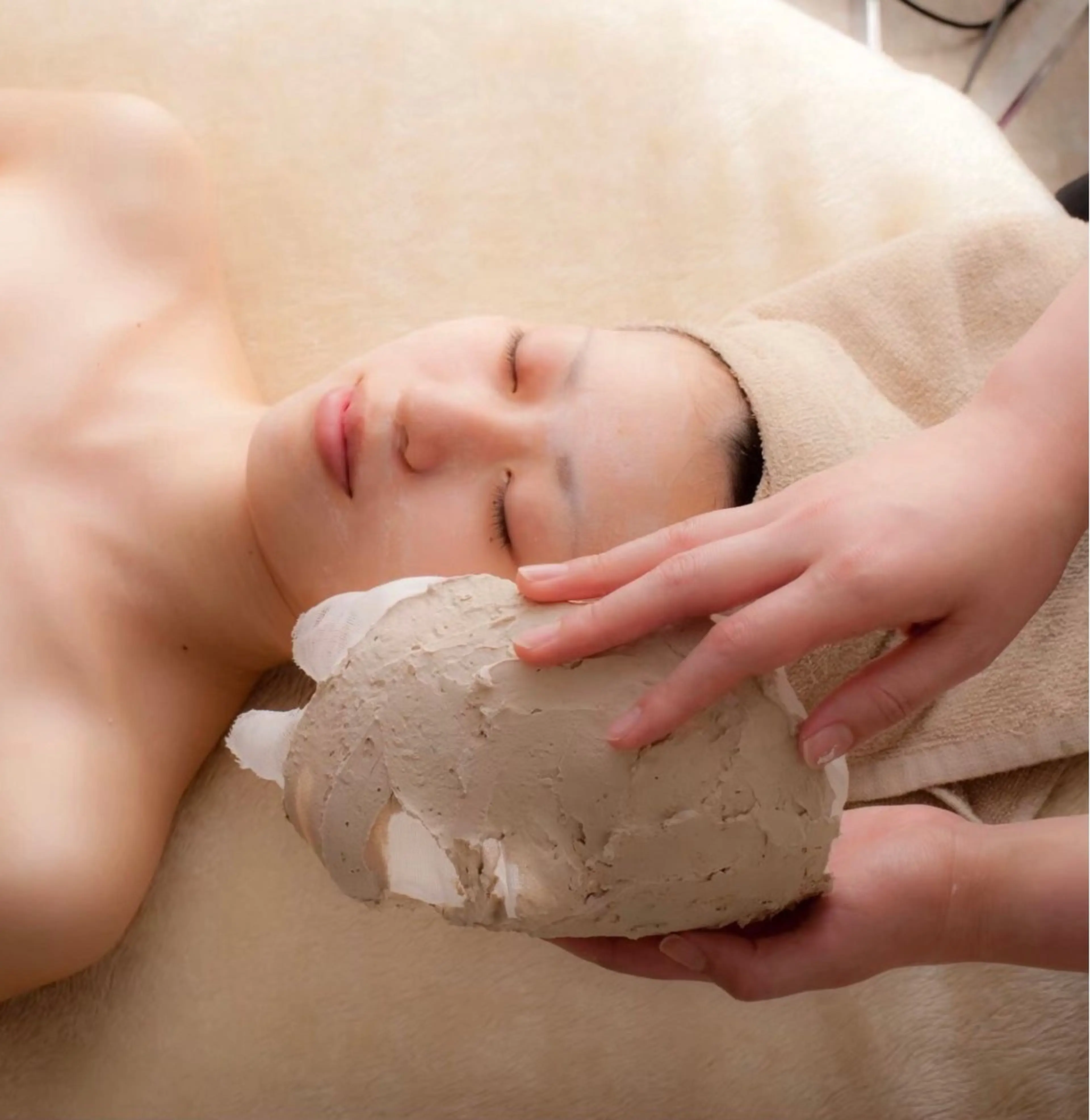 フェイシャル練習モデル【ザラツキ・黒ずみケア改善】​マッサージ​〜​プラチナピール​〜​石膏パック​〜​仕上げの写真