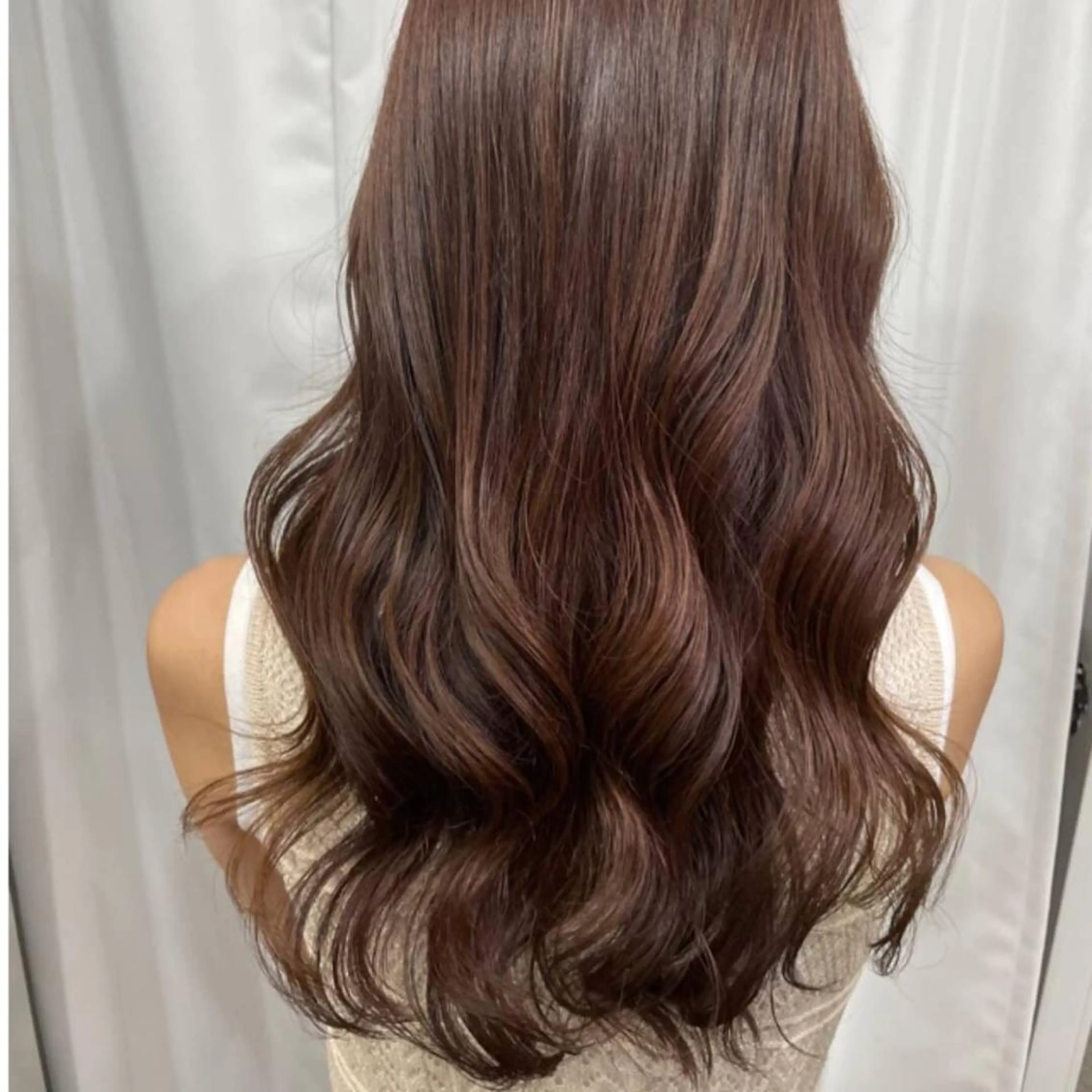 ロング カラー パーマ ヘアアレンジ ベージュカラー イルミナカラー オリーブベージュ ヨシンモリ ムルギョル巻き newi saLyu ネウィ サリューのヘアスタイル