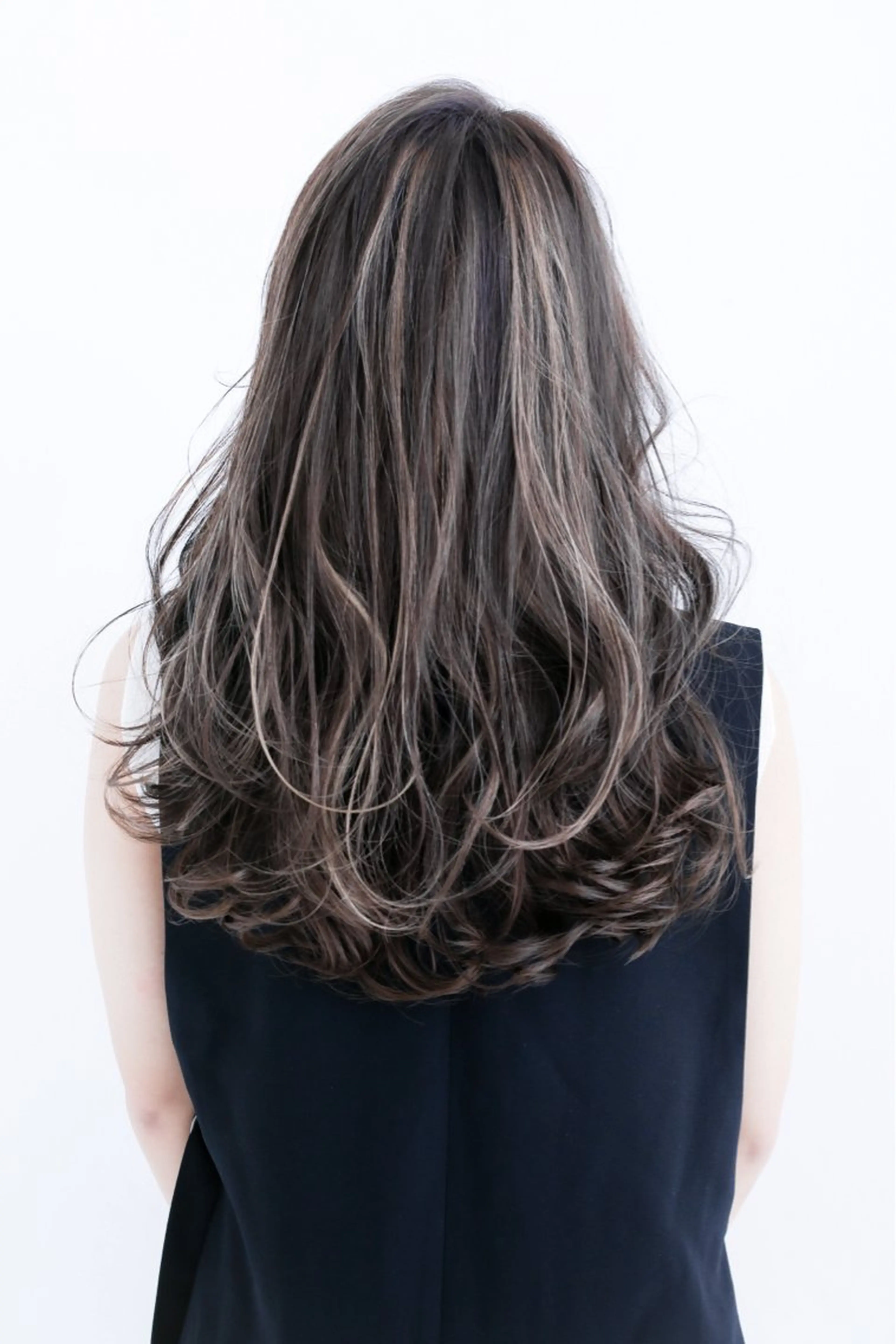 セミロング カラー アッシュ バレイヤージュ ベージュカラー ブリーチ ケアブリーチ AMI Hair  supply所属・髪質改善カラー 韓国風レイヤーのヘアスタイル