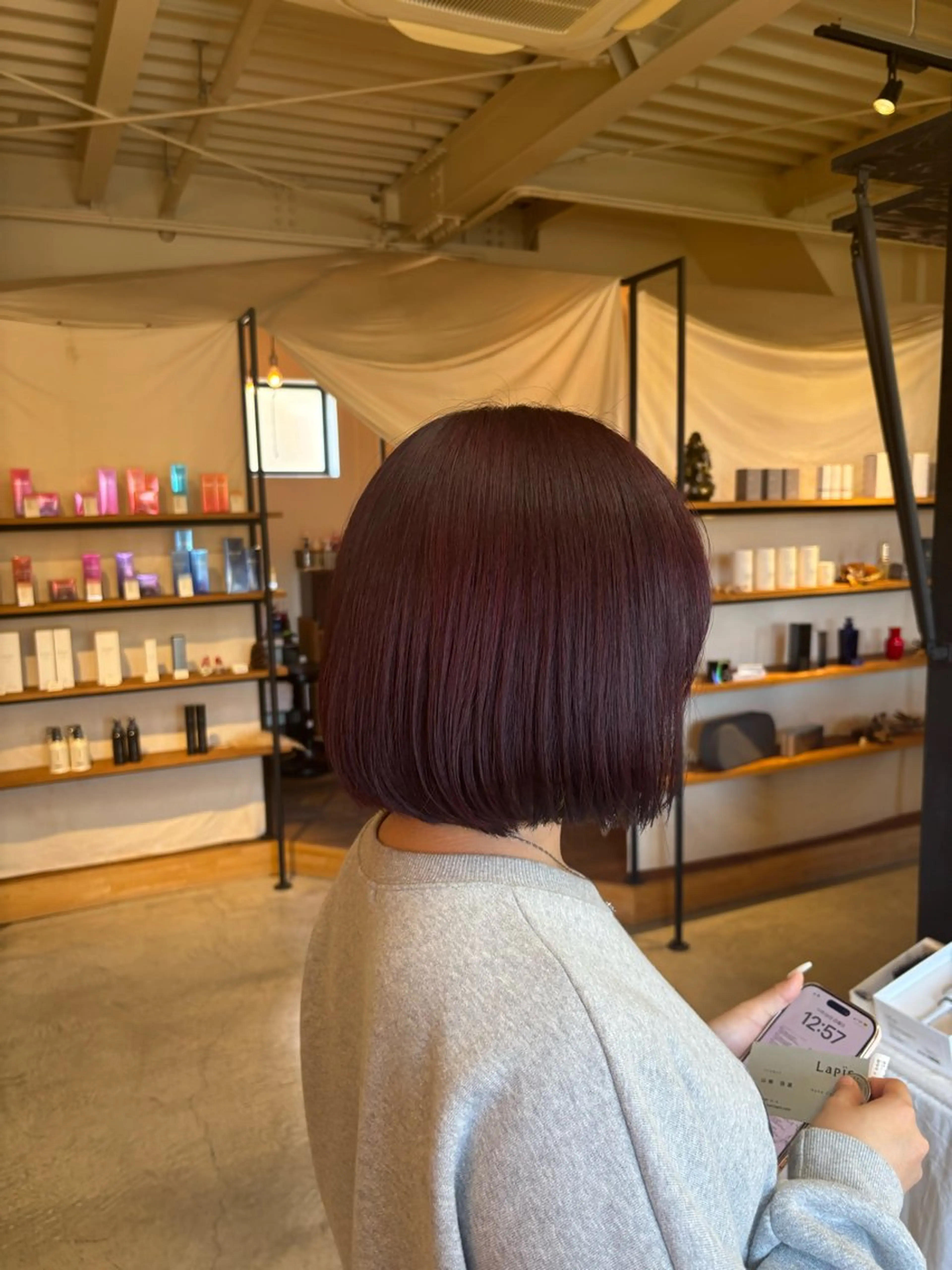 ミディアム カラー ピンクカラー レッドカラー ヘアカラー 暖色カラー／ボブ／ 酸性ストレート／羽菜のヘアスタイル