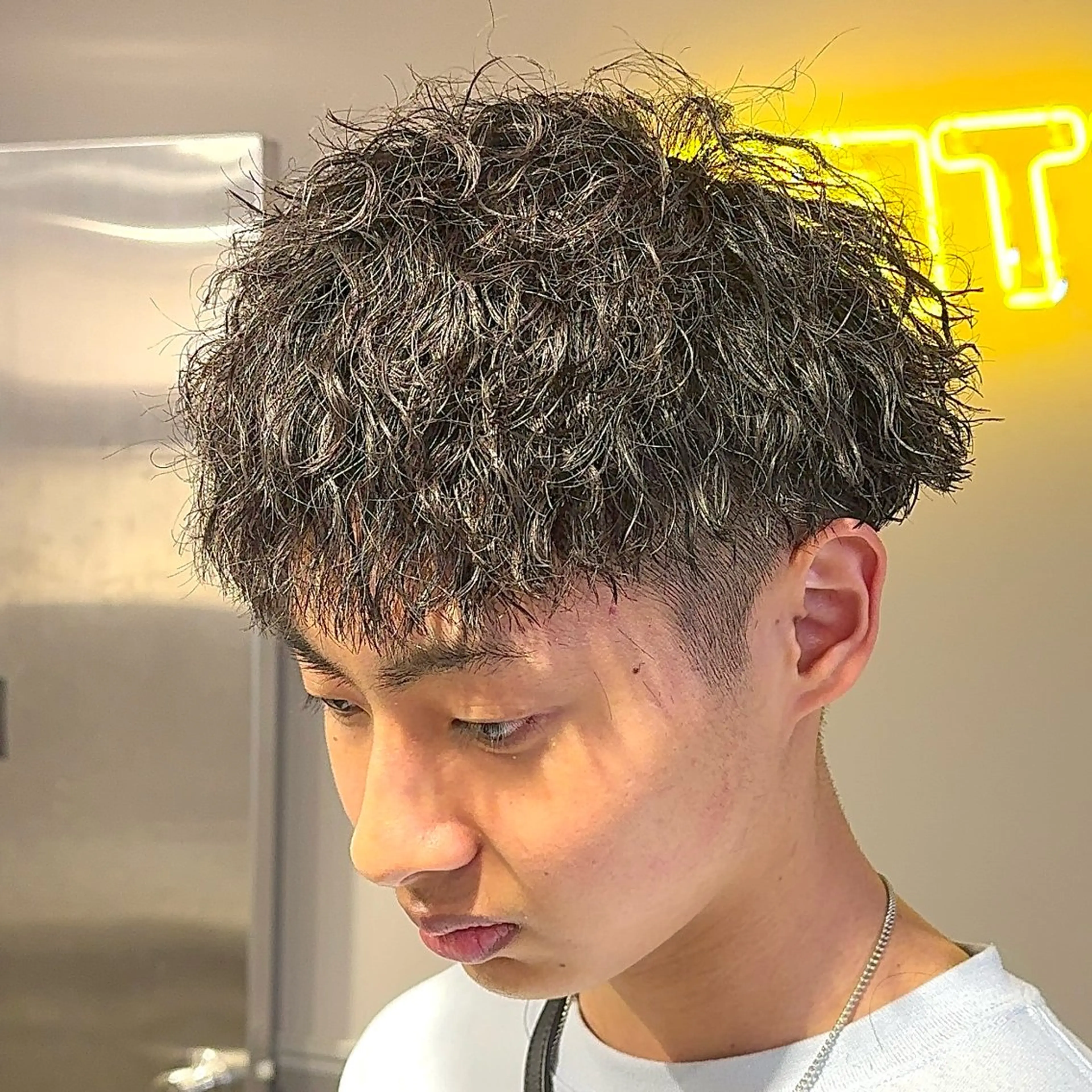 ショート パーマ ヘアアレンジ メンズ メンズパーマ ショートヘア 顔まわりカット の達人のヘアスタイル