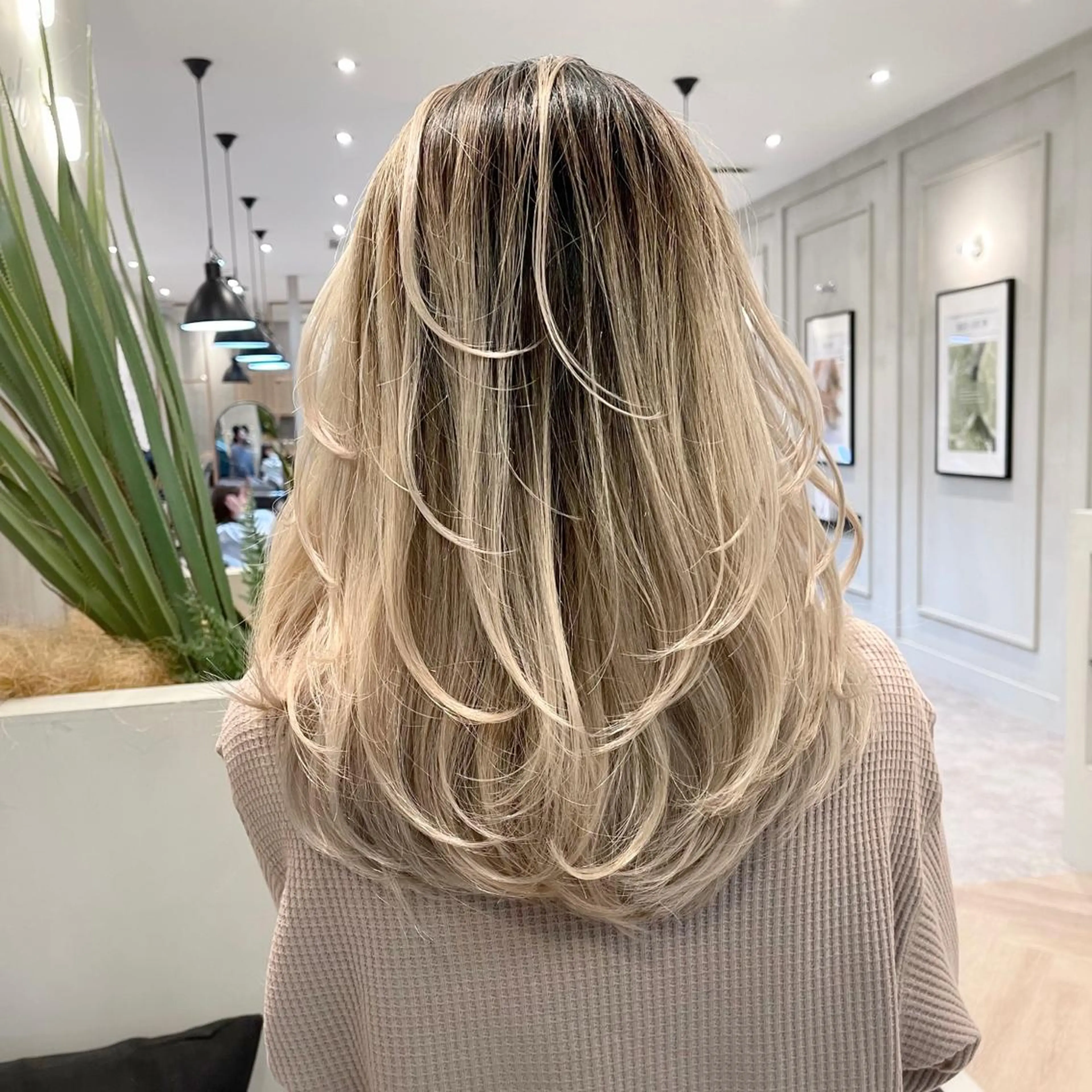 セミロング カラー ヘアアレンジ バレイヤージュ デザインカラー ハイライトカラー 外国人風カラー ハイライト カット ヘアカラー トリートメント アンドウ ユウ/ レイヤーカット/韓国のヘアスタイル