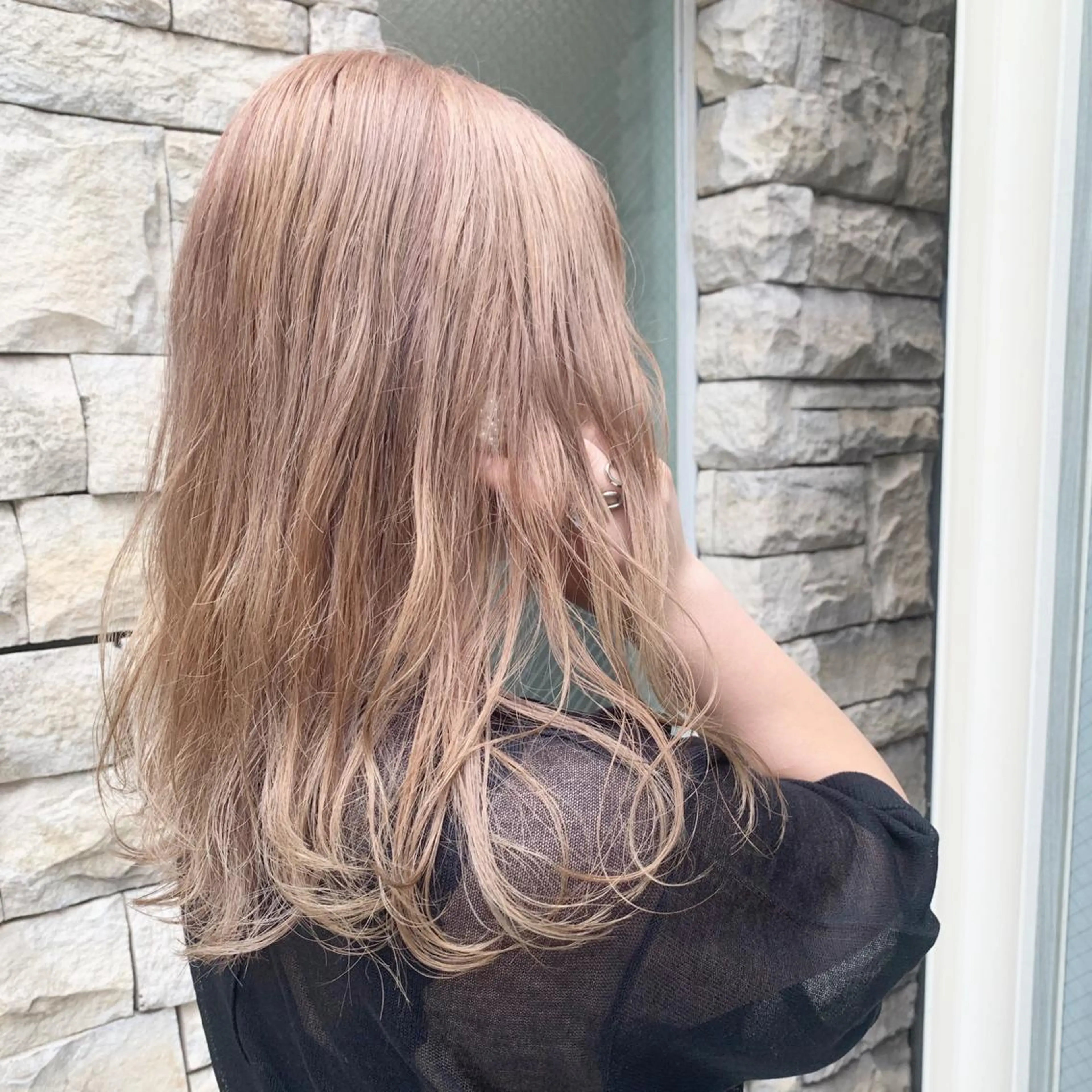 セミロング カラー ベージュカラー ブロンド ハイトーンカラー ハイトーンベージュ EMANON天神所属・Hitomi Ezakiのヘアスタイル