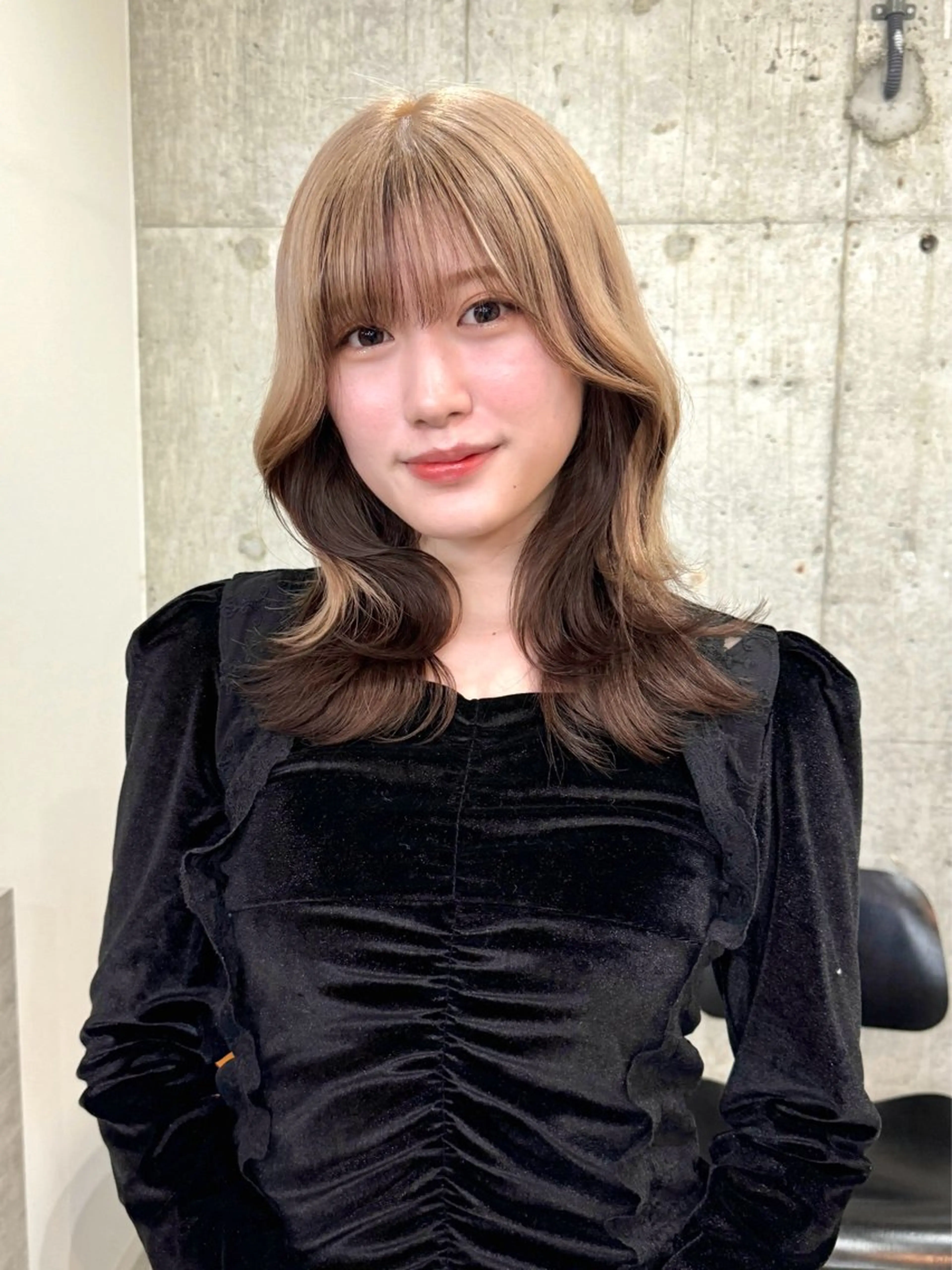 セミロング カラー ベージュカラー ミルクティーベージュ ヘアカラー 切りっぱなしボブ/ ブリーチカラー/大塚のヘアスタイル