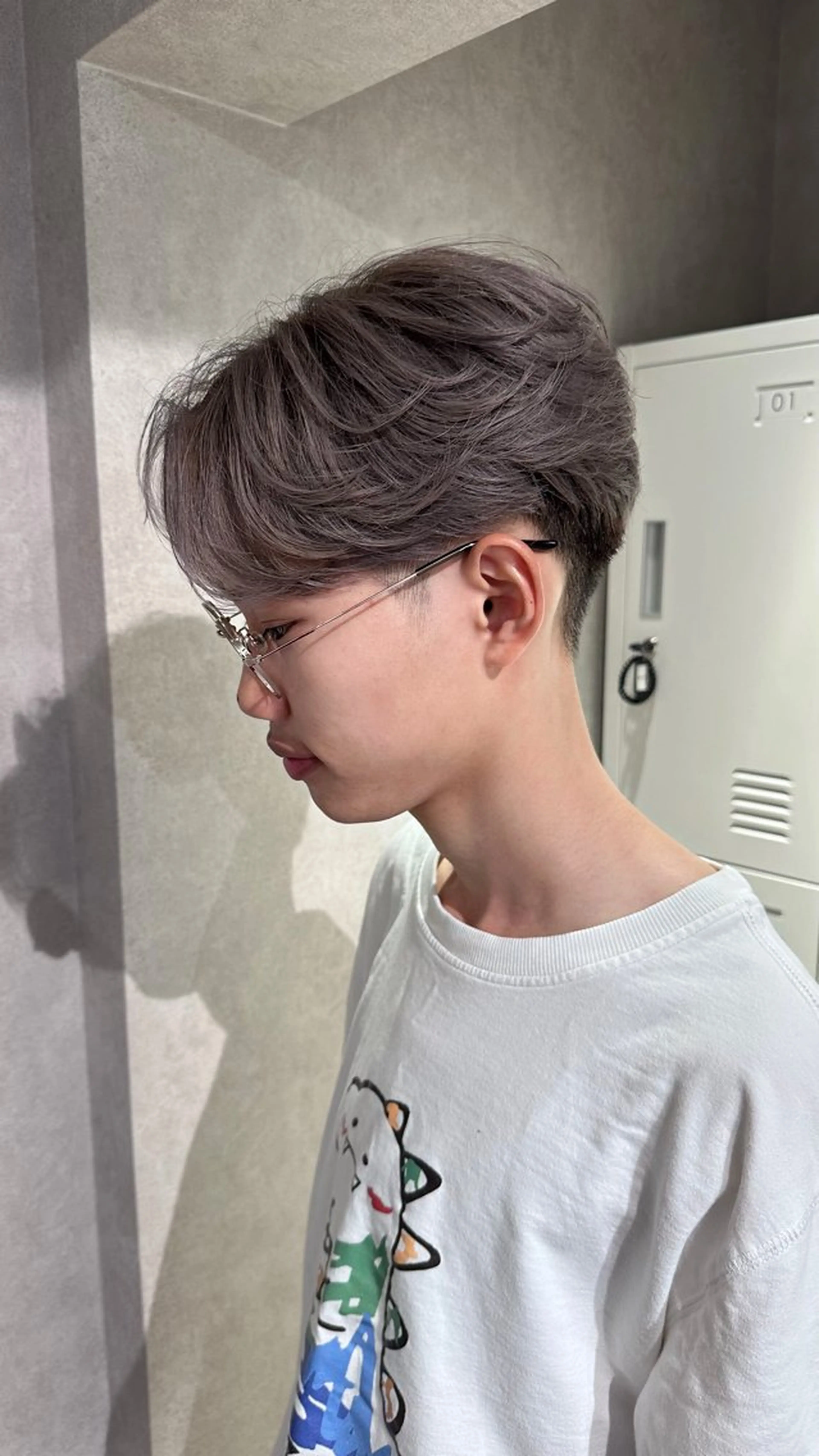 ショート カラー メンズ 切りっぱなしボブ メンズブリーチ センターパート メンズハイライト メンズハイトーン カット ヘアカラー HARUKI🏔️/ メンズ/透け感カラーのヘアスタイル