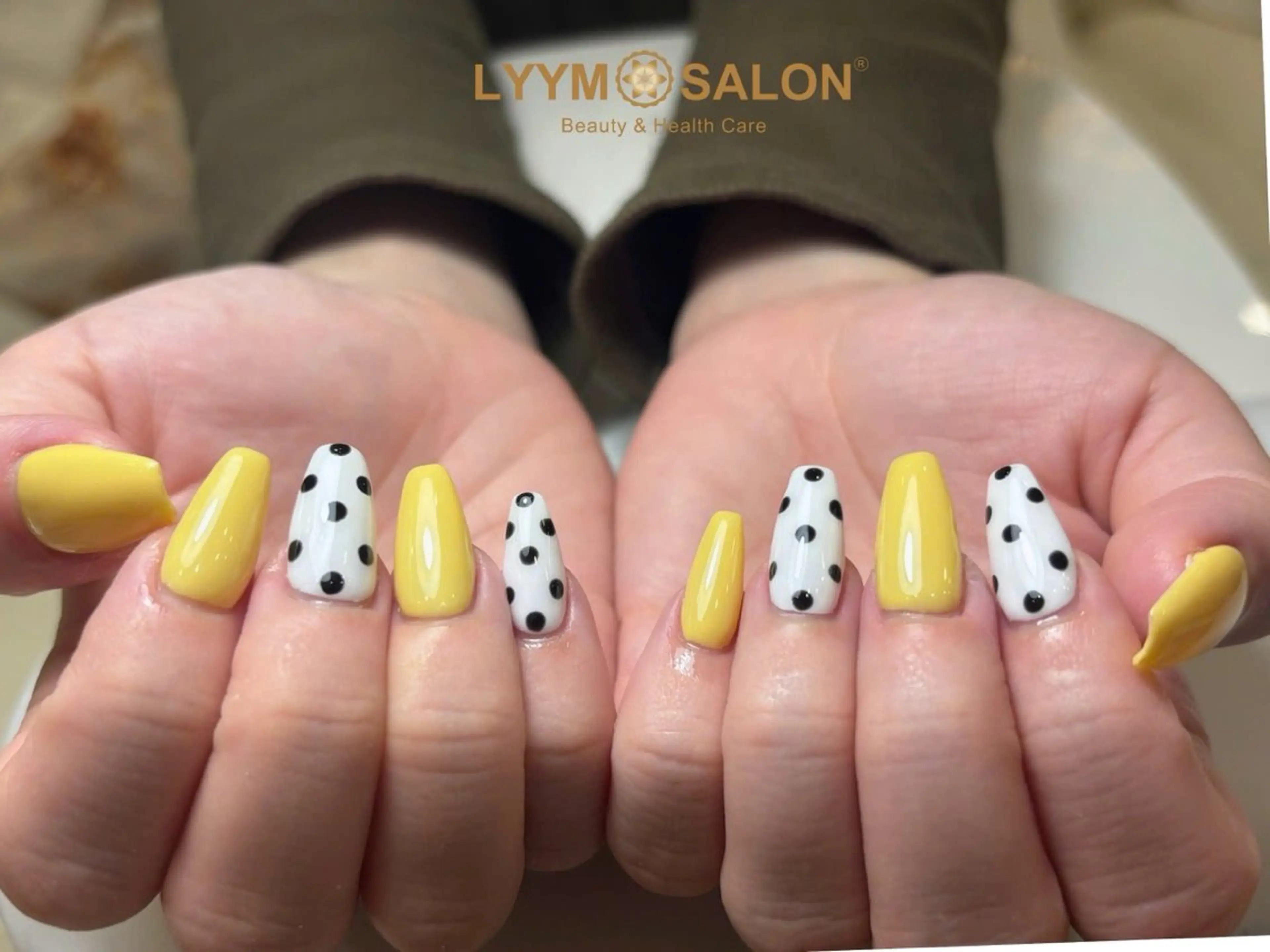 ネイル ドット 韓国ネイル シンプルネイル 春ネイル 黄色 ハンドネイル LYYM Salonのネイルデザイン
