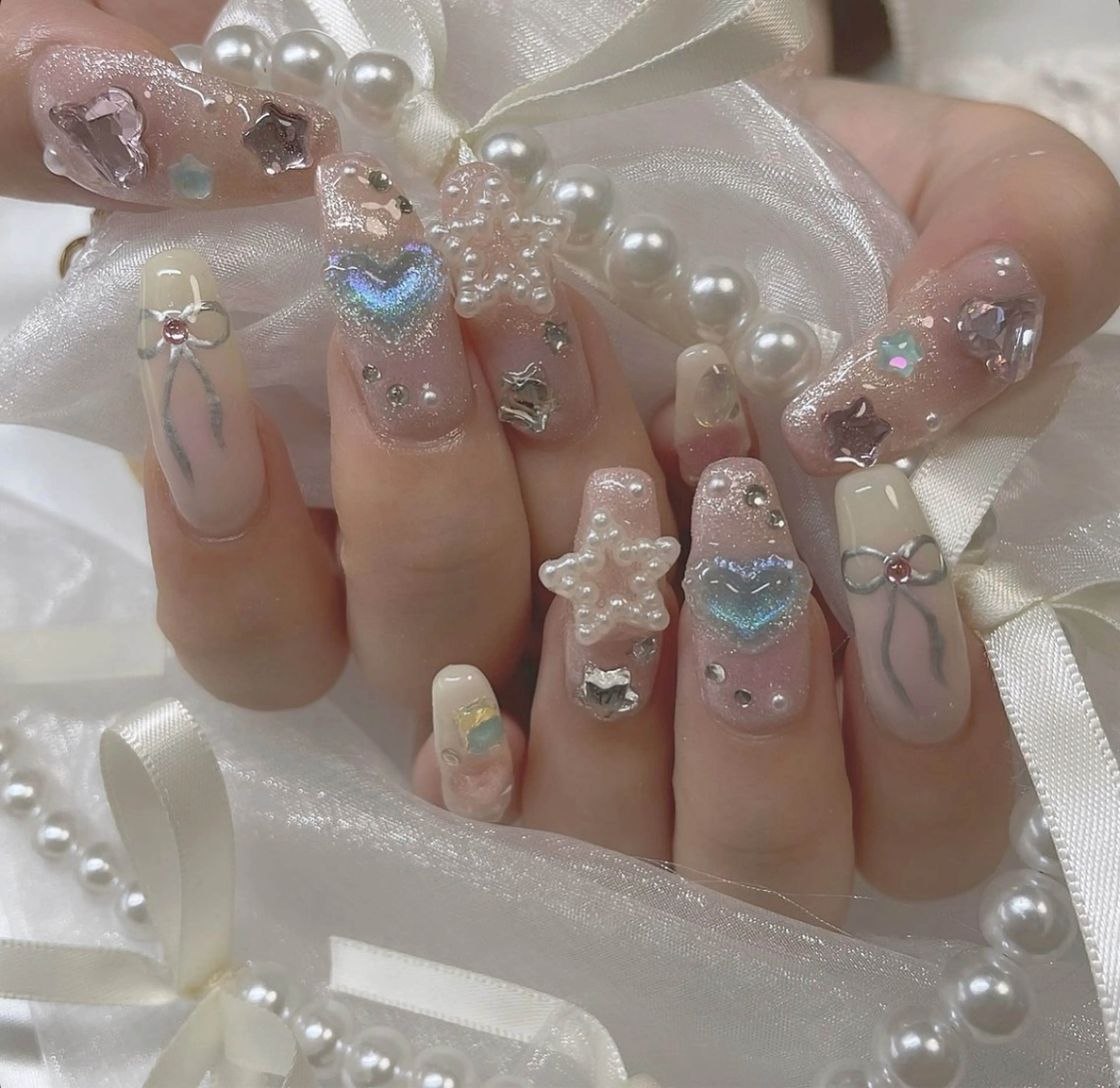 ネイル ジェルネイル キラキラネイル 韓国ネイル 持ち込み ワンカラーネイル ハンドネイル fiore nail 🦋のネイルデザイン