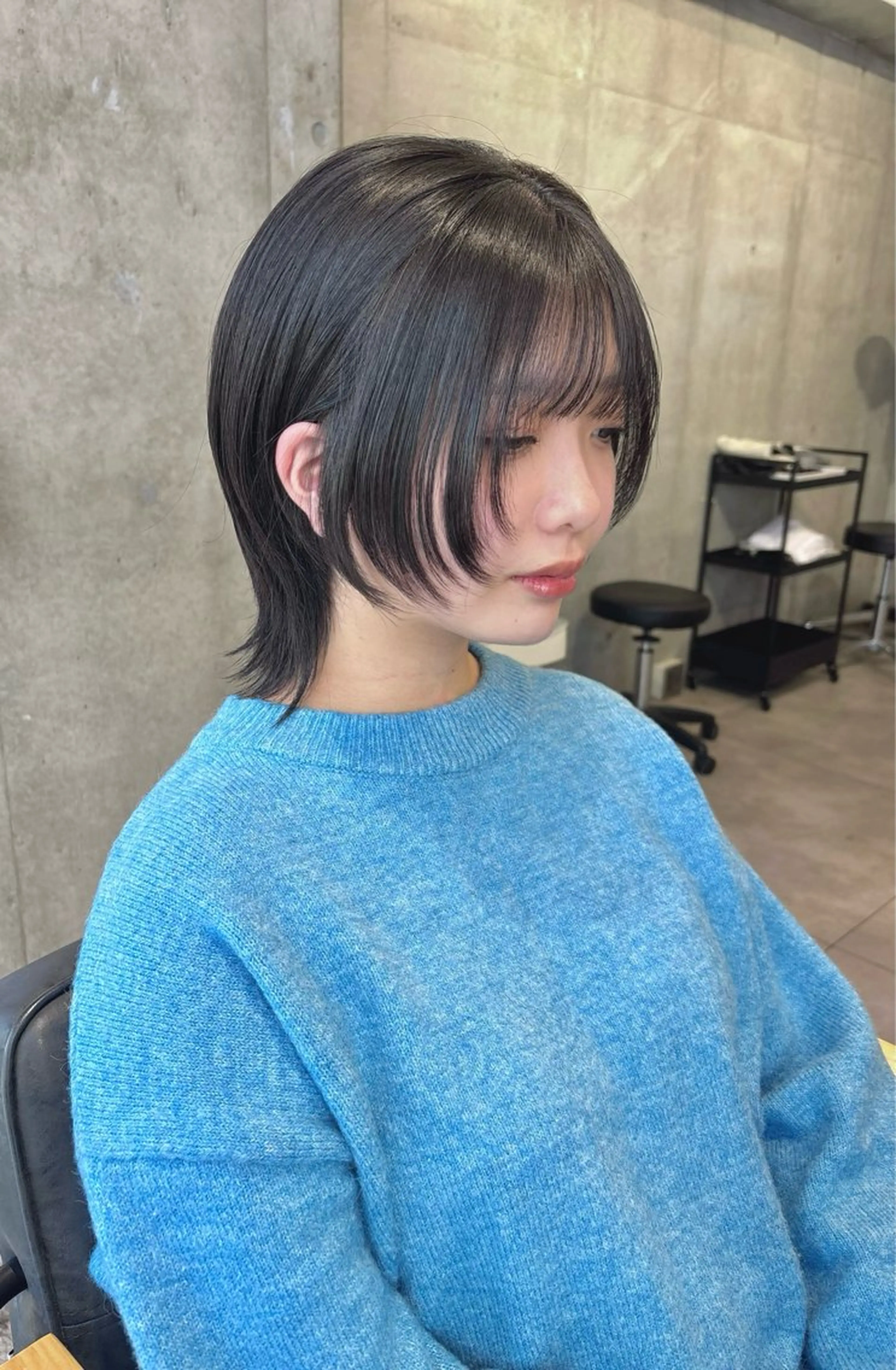 ミディアム カラー 黒髪 ブルーカラー ブルーブラック ウルフカット NOVEL-DAYS所属・井上 唯のヘアスタイル