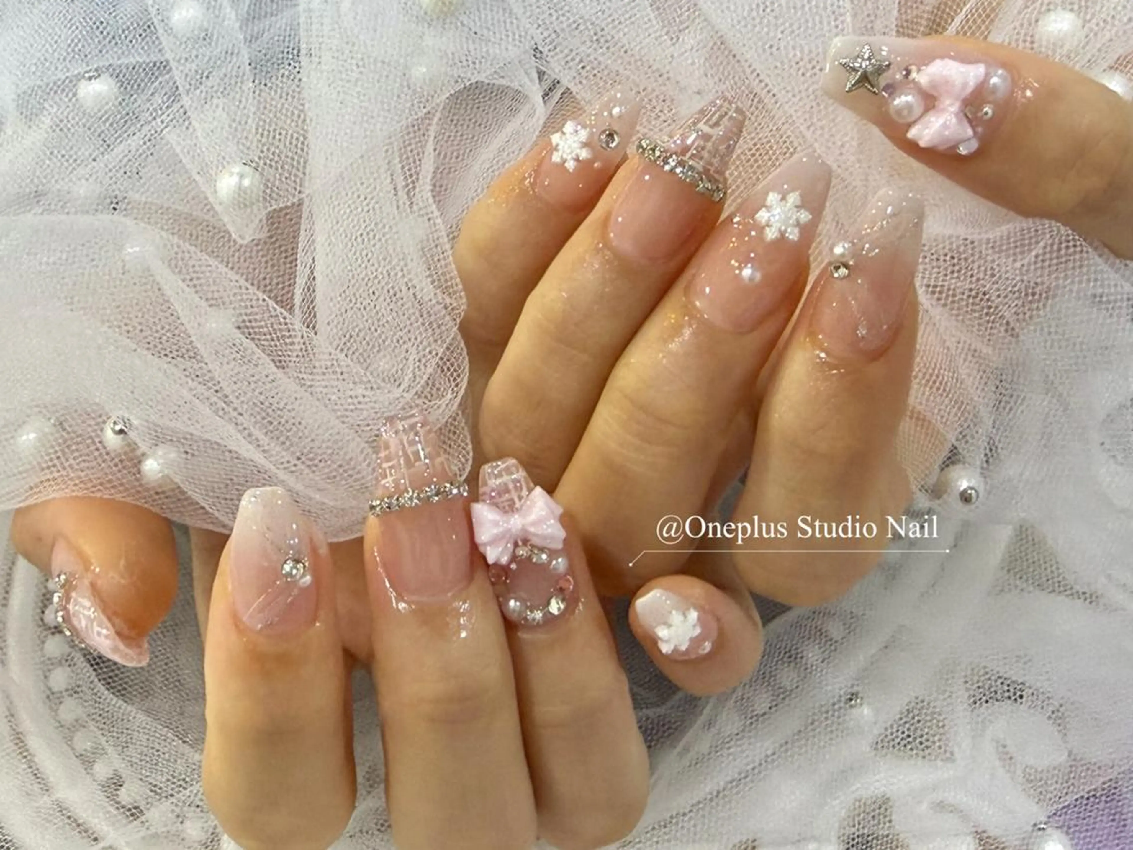 ネイル アートネイル フレンチネイル ガーリー ハート キラキラネイル One plus StudioNailのネイルデザイン