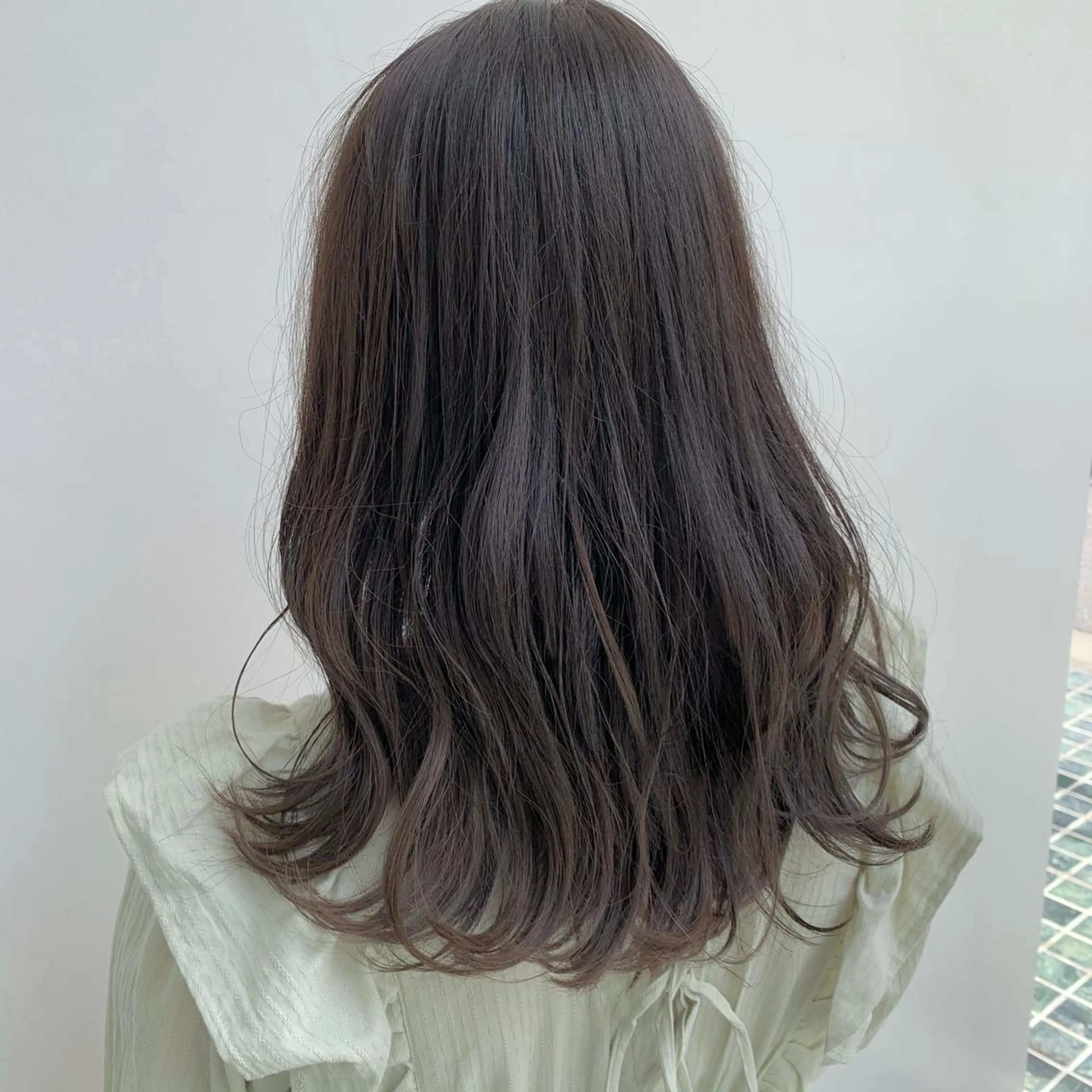 ロング カラー ベージュカラー ブリーチ イヤリングカラー グレージュ イルミナカラー SALOWIN表参道店所属・マンツーマン×半個室 まちだきょうすけのヘアスタイル